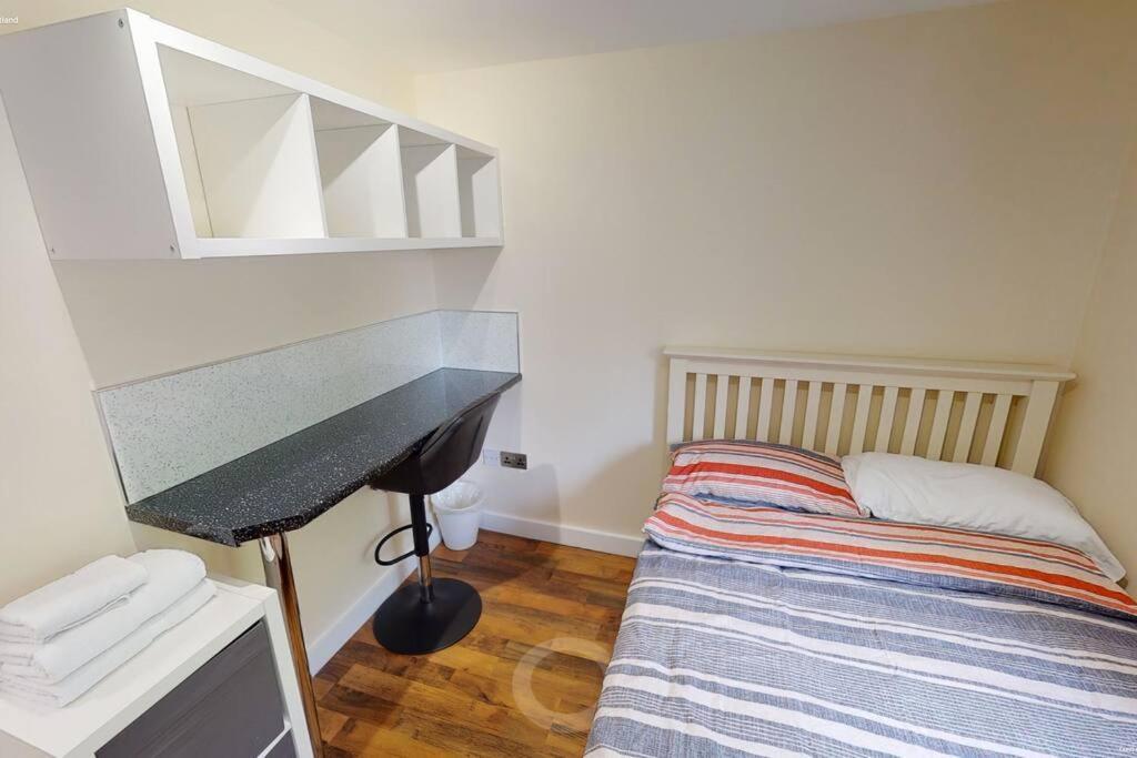 Lovely Two Bed Flat With Free Parking Apartment
