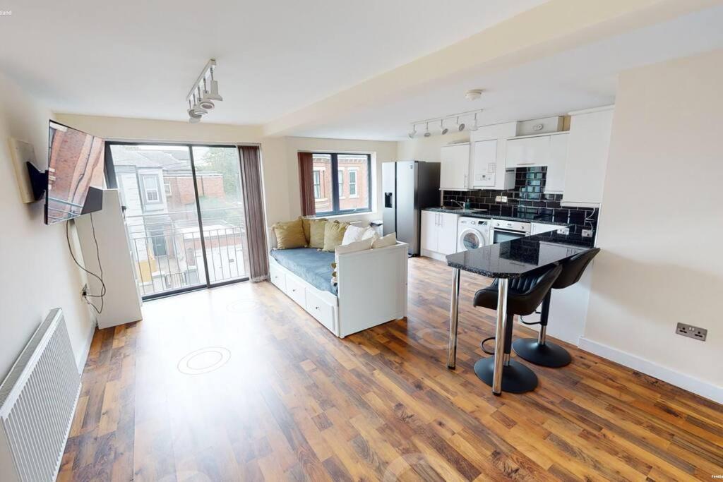 Lovely Two Bed Flat With Free Parking Apartment *