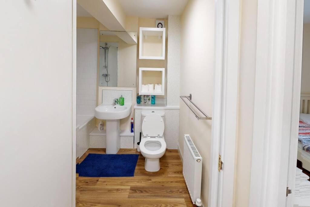 Lovely Two Bed Flat With Free Parking * Nottingham