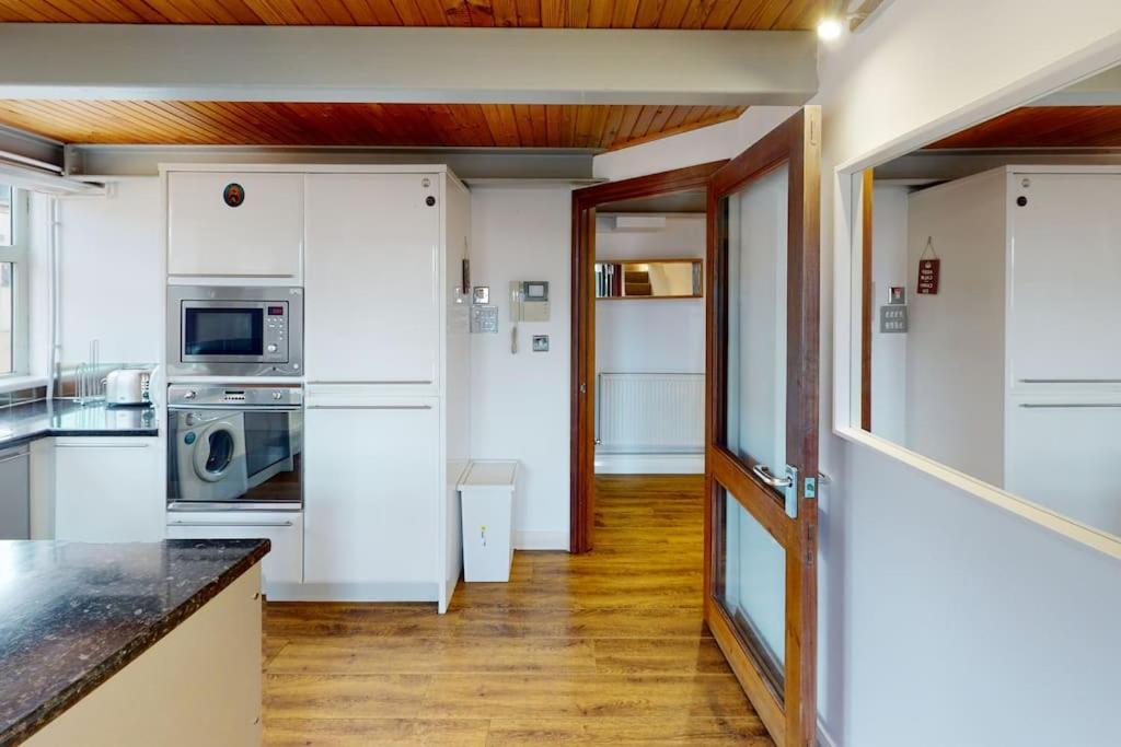 Apartment Central Sleeps Up To 4 *
