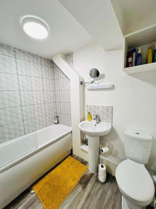 Lovely 2 Bedroom Flat With Free Parking Flat 5 *