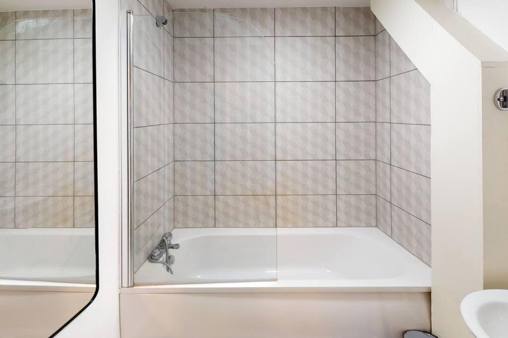 Lovely 2 Bedroom Flat With Free Parking Flat 5 Apartment *