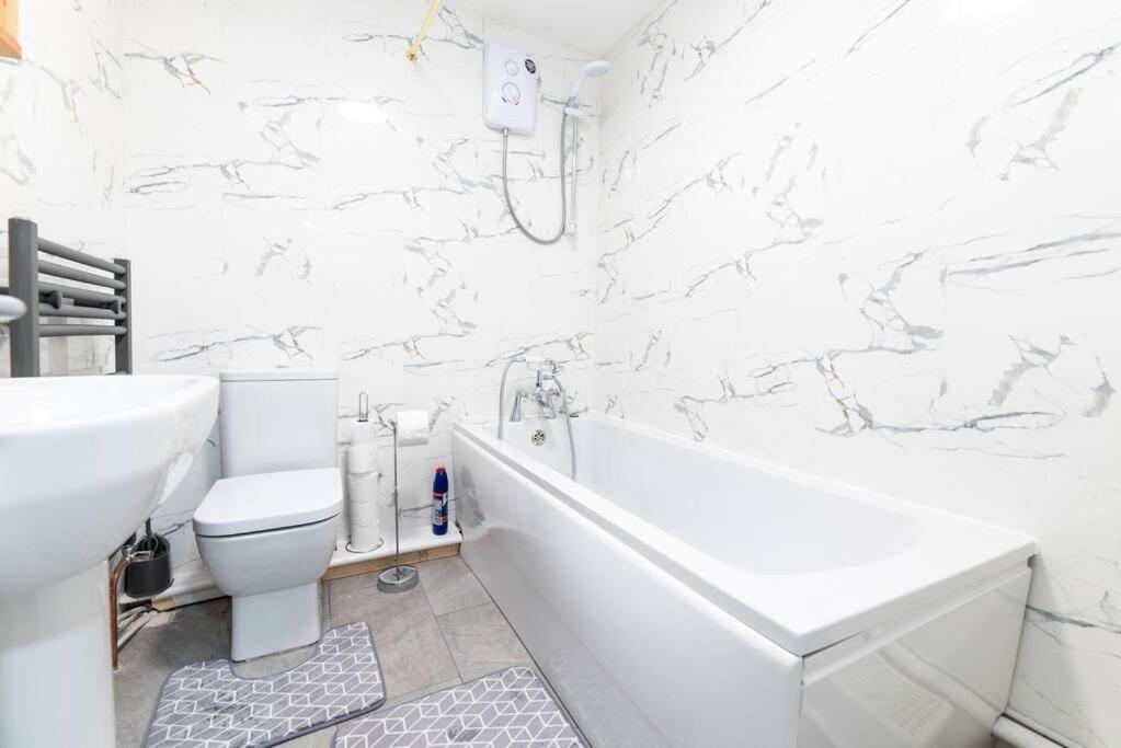 Lodge, Close To Centre * Nottingham