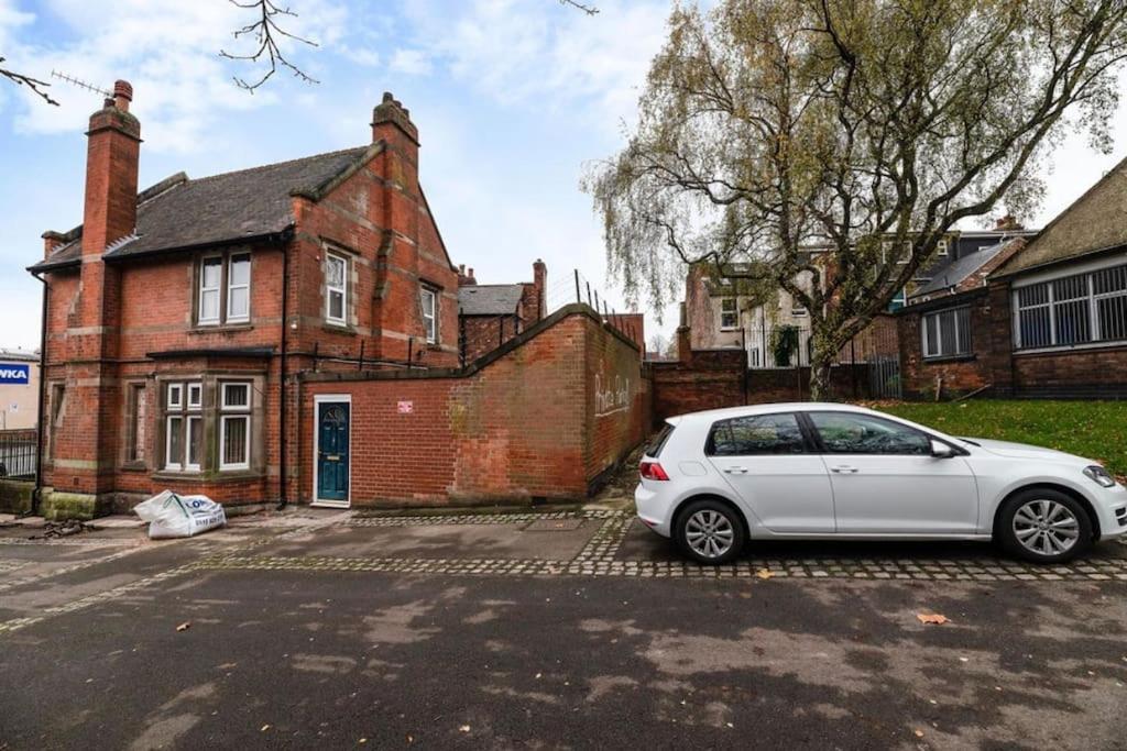Lodge, Close To Centre