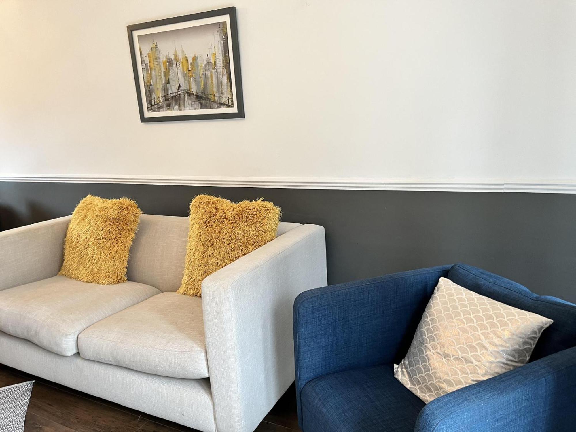 Impeccable 3-bed House In Free Parking Holiday home *
