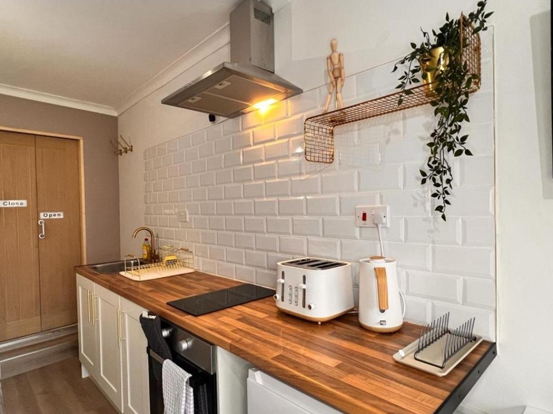 Cosy & Convenient Space Near M1, Em Airport & Apartment