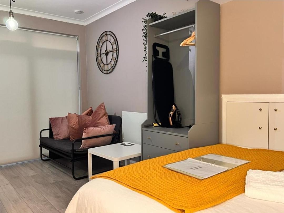 Cosy & Convenient Space Near M1, Em Airport & Apartment *