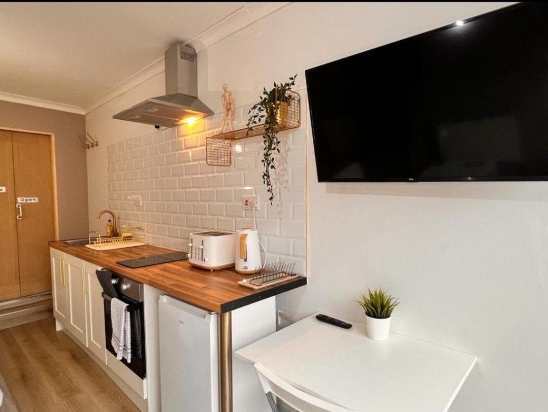 Apartment Cosy & Convenient Space Near M1, Em Airport &