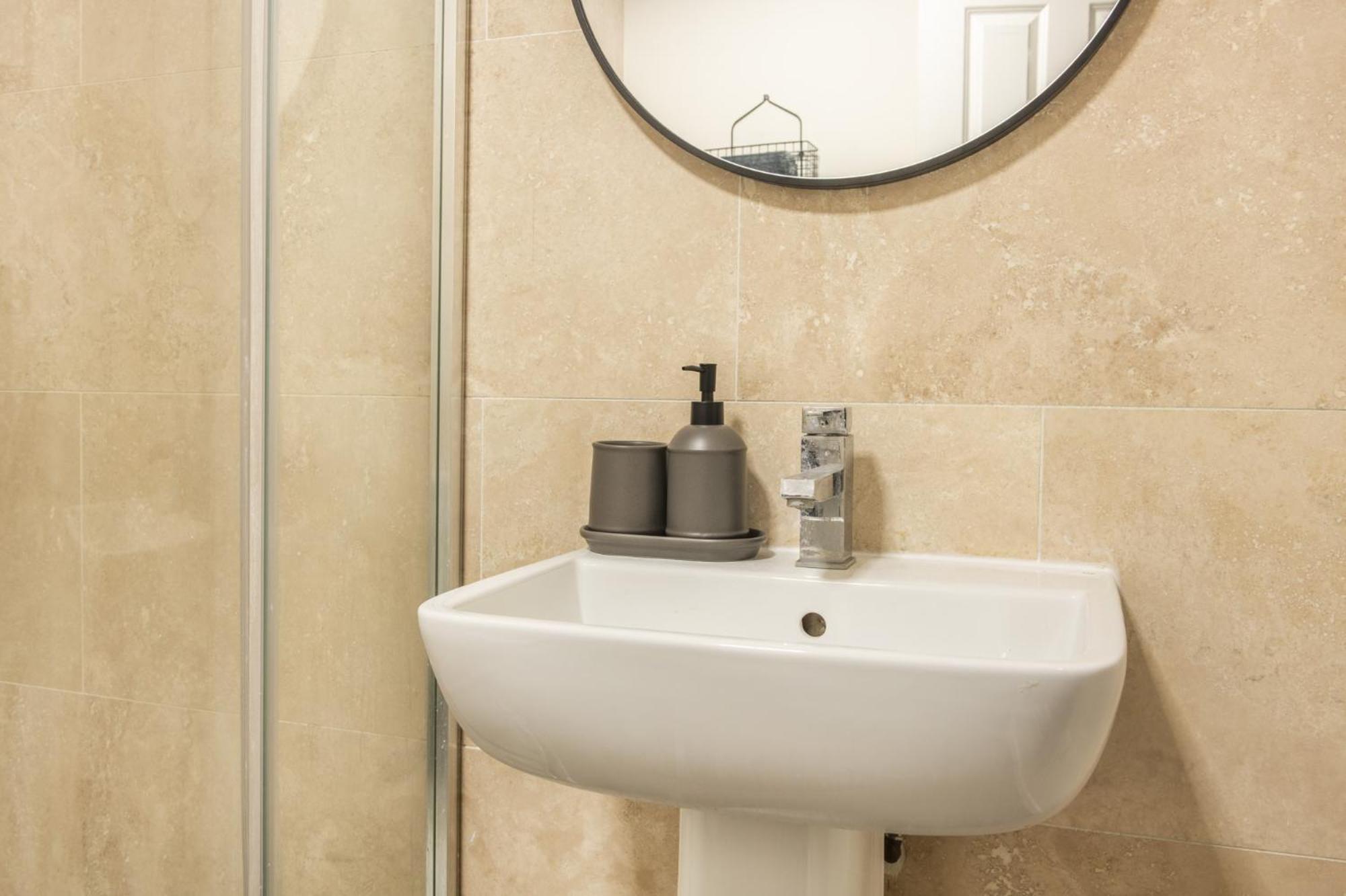 Spacious 2 Bedroom - Great Location