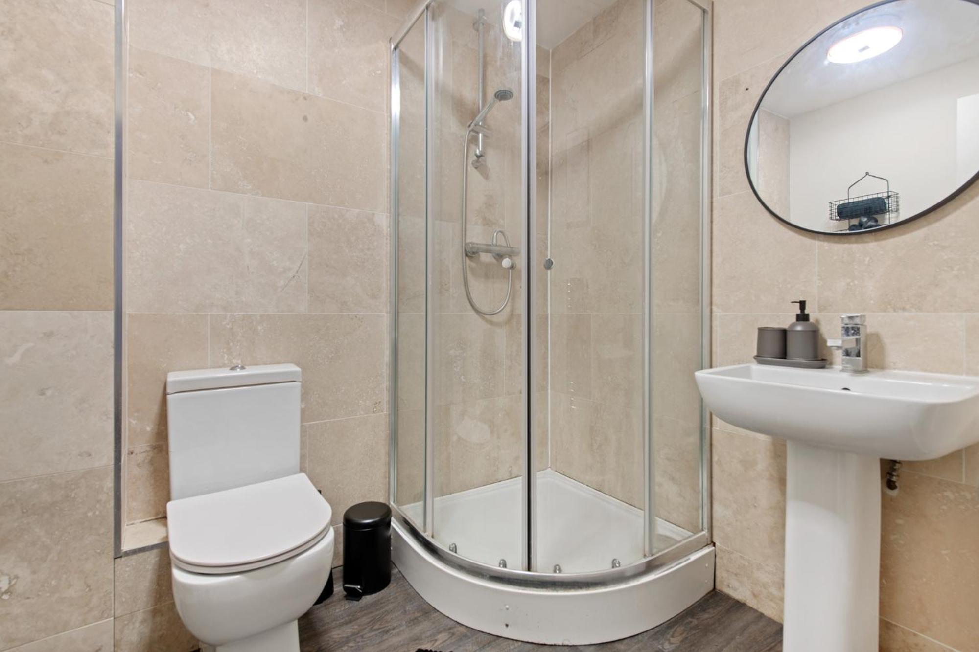 Spacious 2 Bedroom - Great Location Apartment