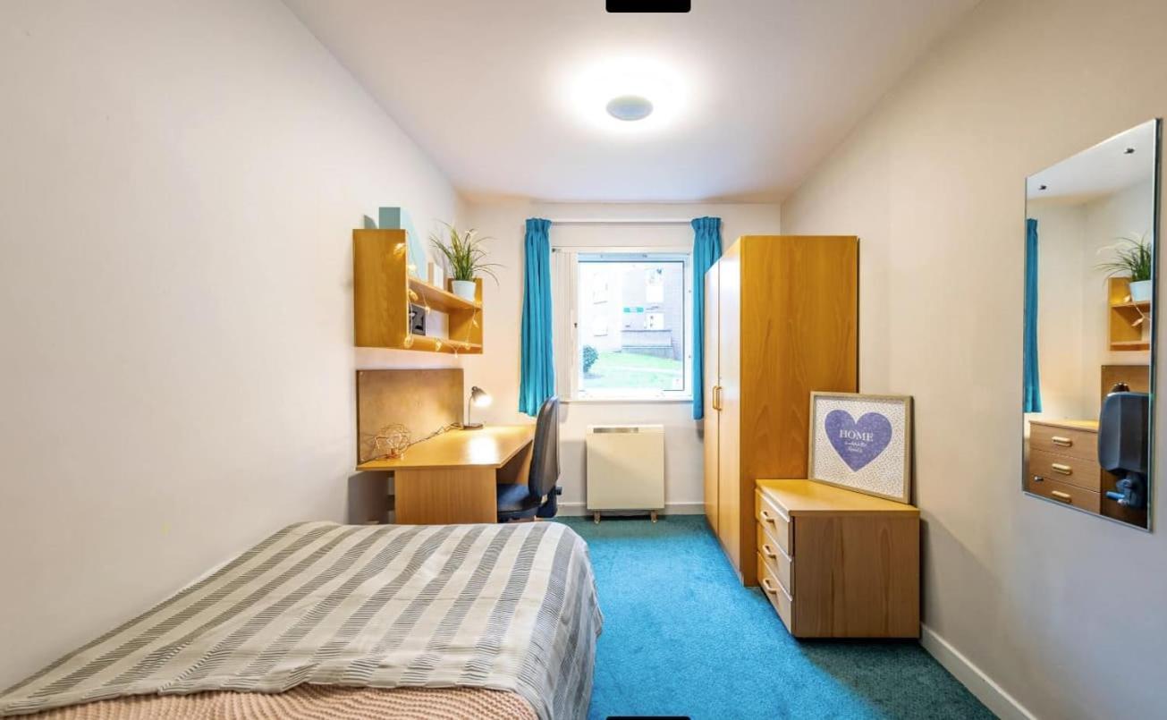 Modern Living And At Broadgate Park In * Nottingham