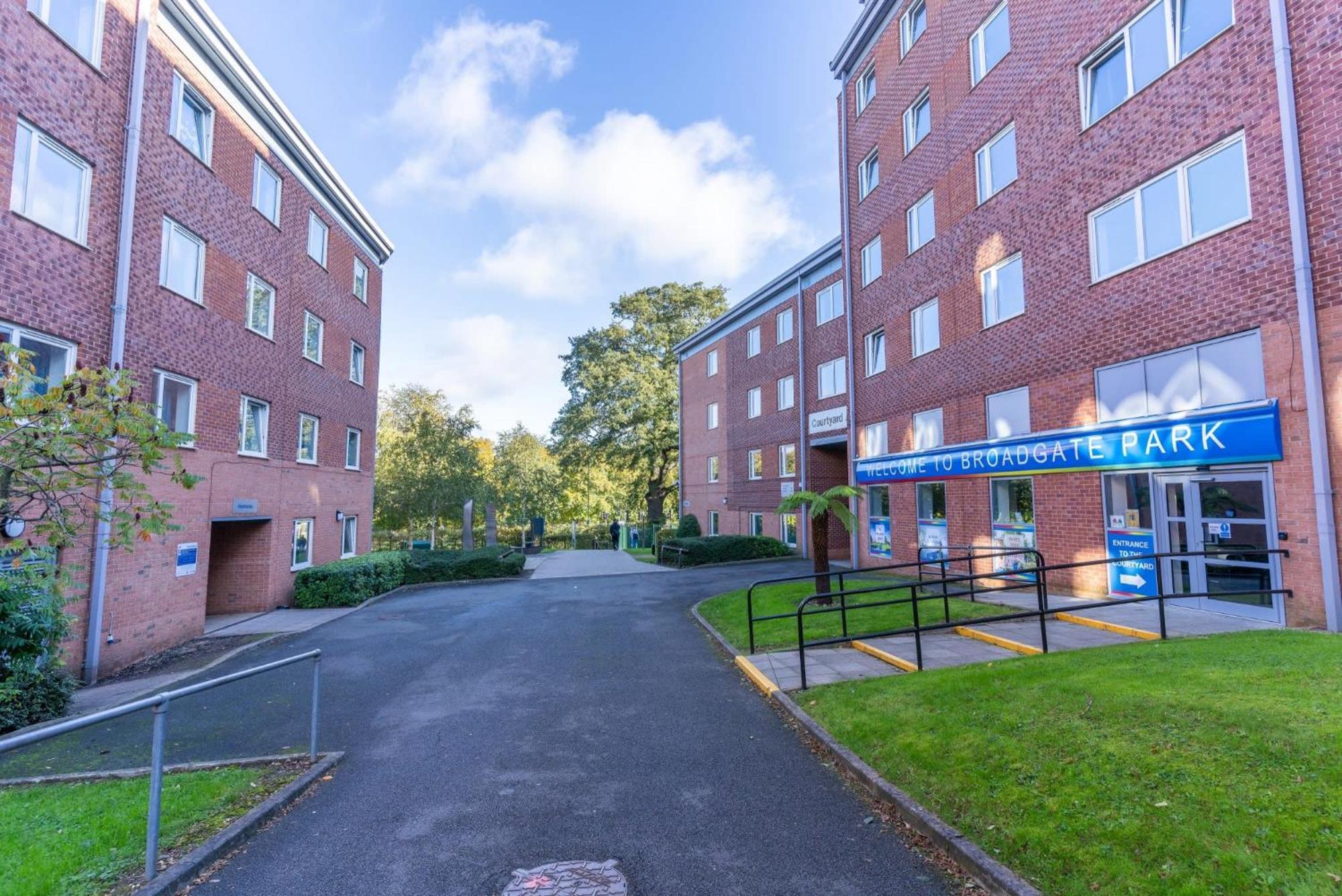 Modern Living And At Broadgate Park In Apartment *