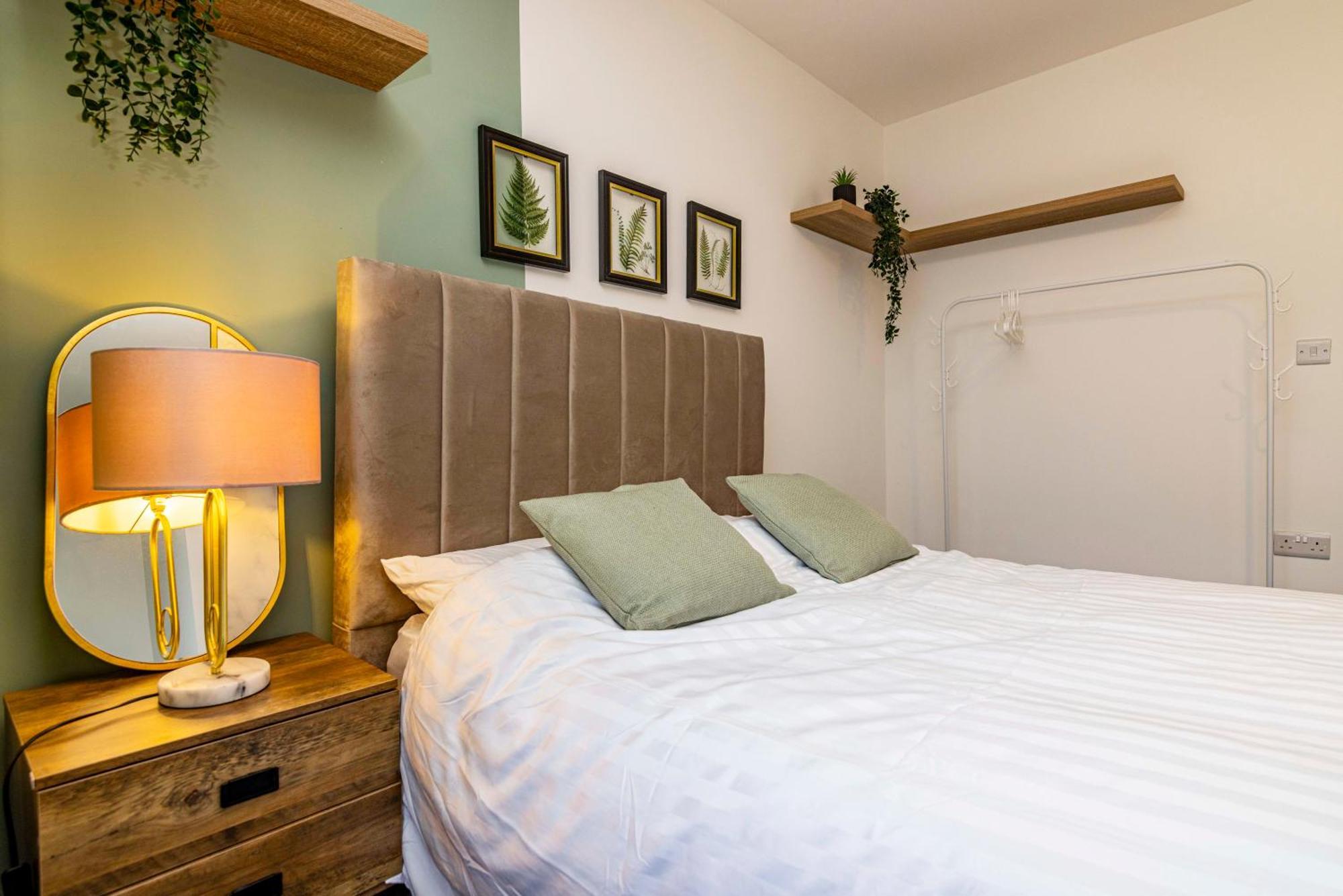 3 Bedroom, Private Orchard, Private Bathroom, Driveway Villa Nottingham