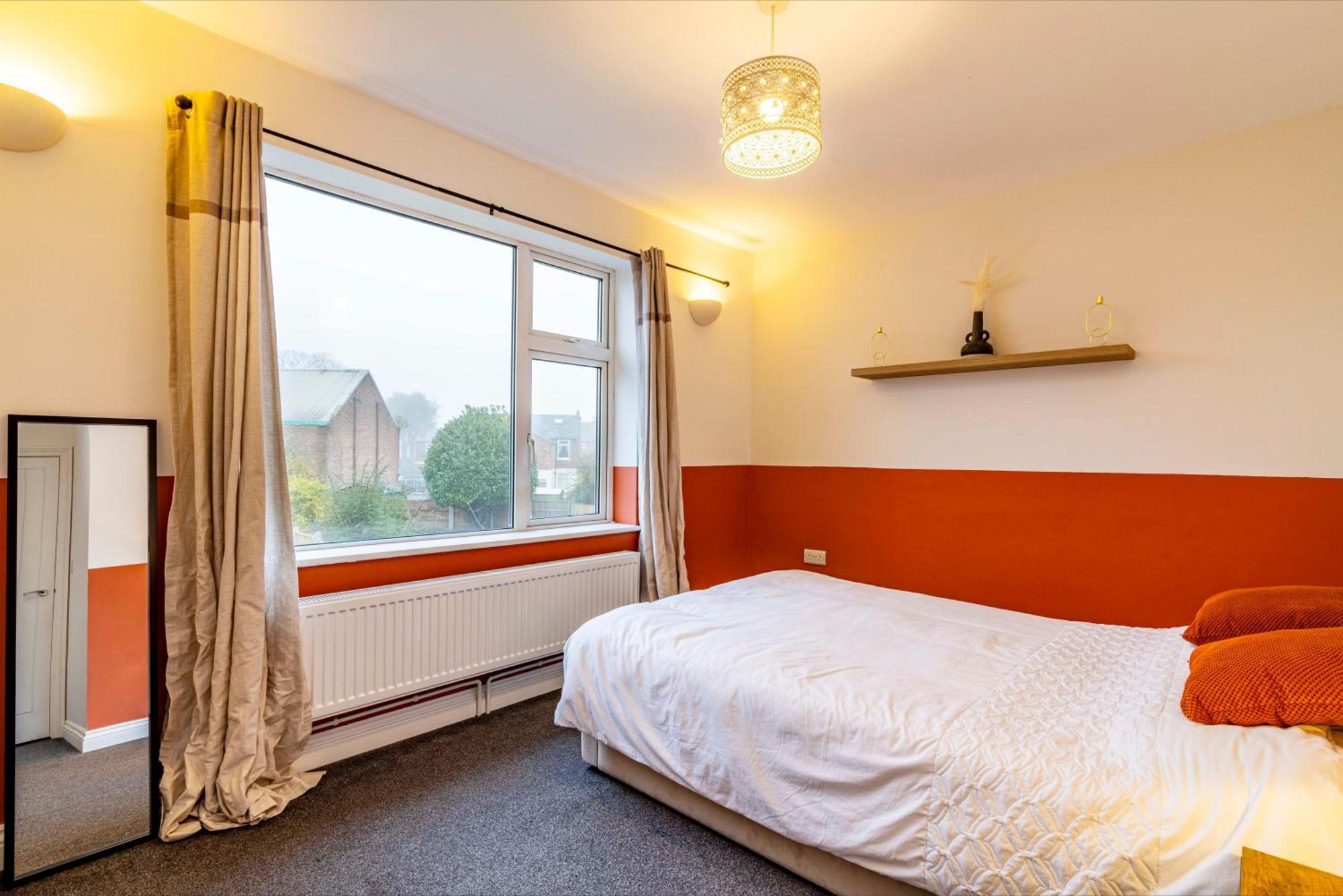 3 Bedroom, Private Orchard, Private Bathroom, Driveway Villa Nottingham