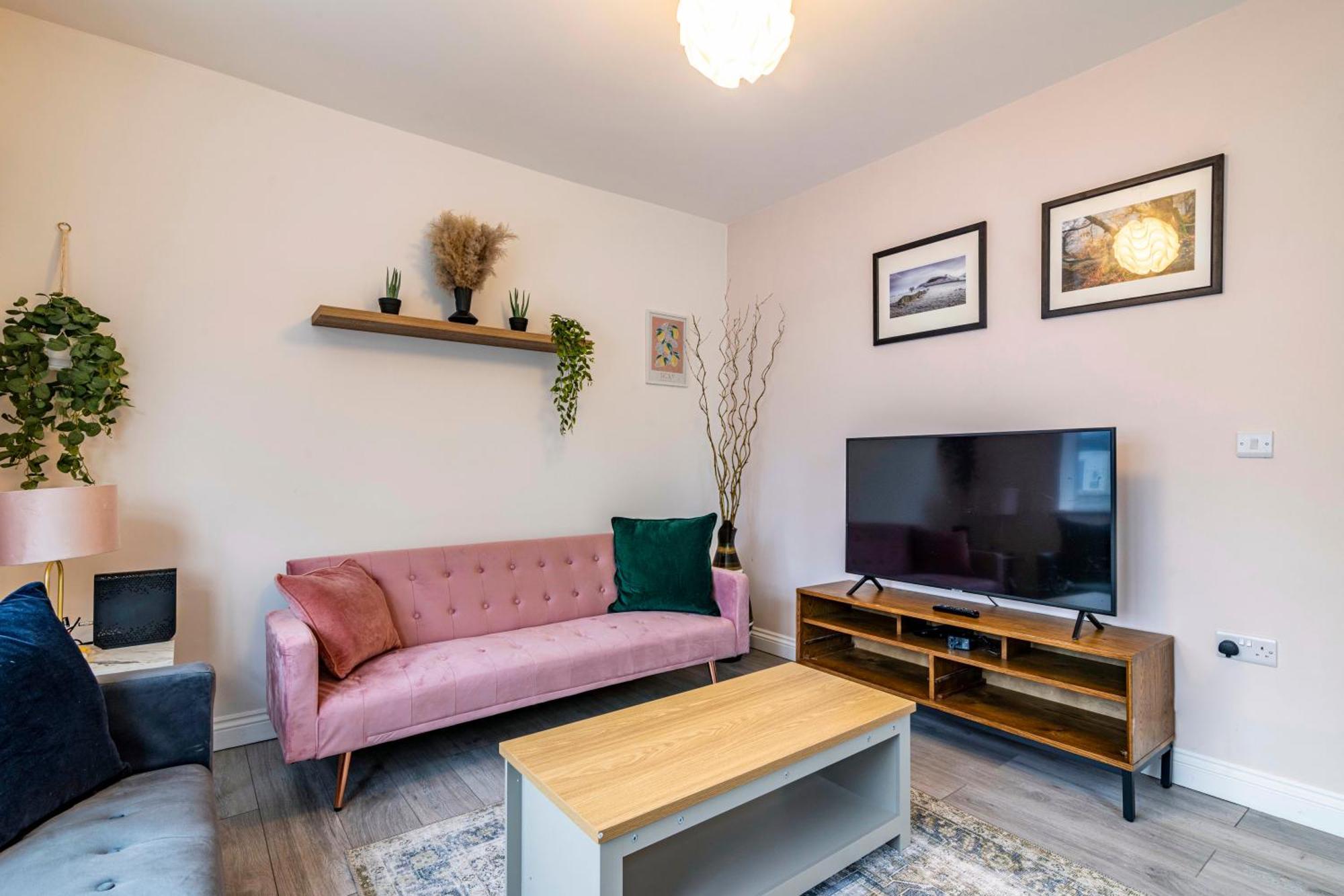 3 Bedroom, Private Orchard, Private Bathroom, Driveway Villa Nottingham