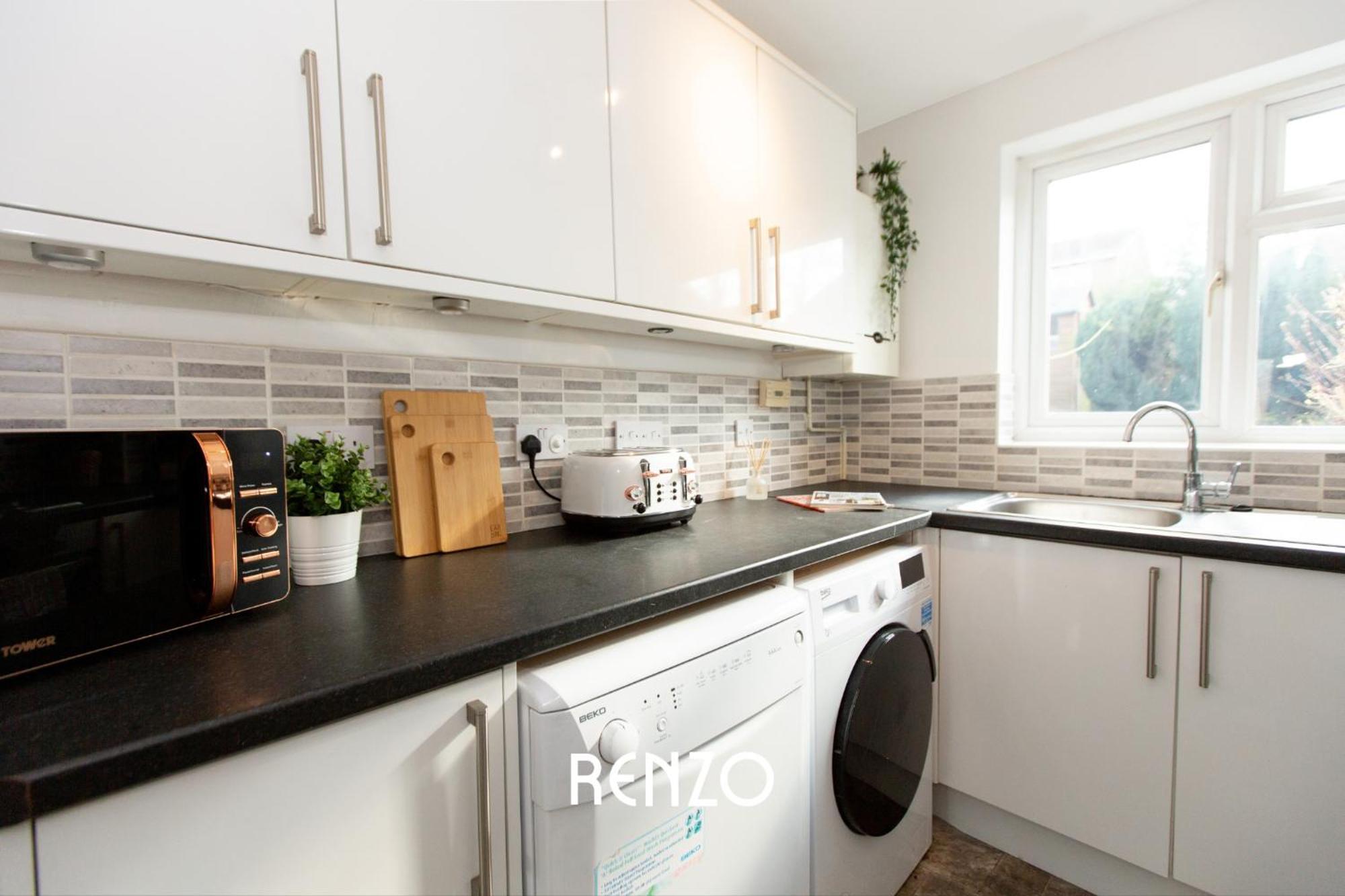 Inviting 3-bed In By Renzo, Driveway, Smart Tv With Netflix! Apartment *