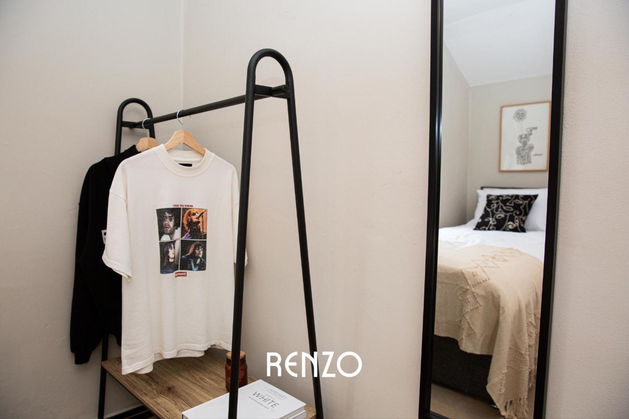 Charming 3-bed In By Renzo, Victorian Features, Sleeps 6! Apartment