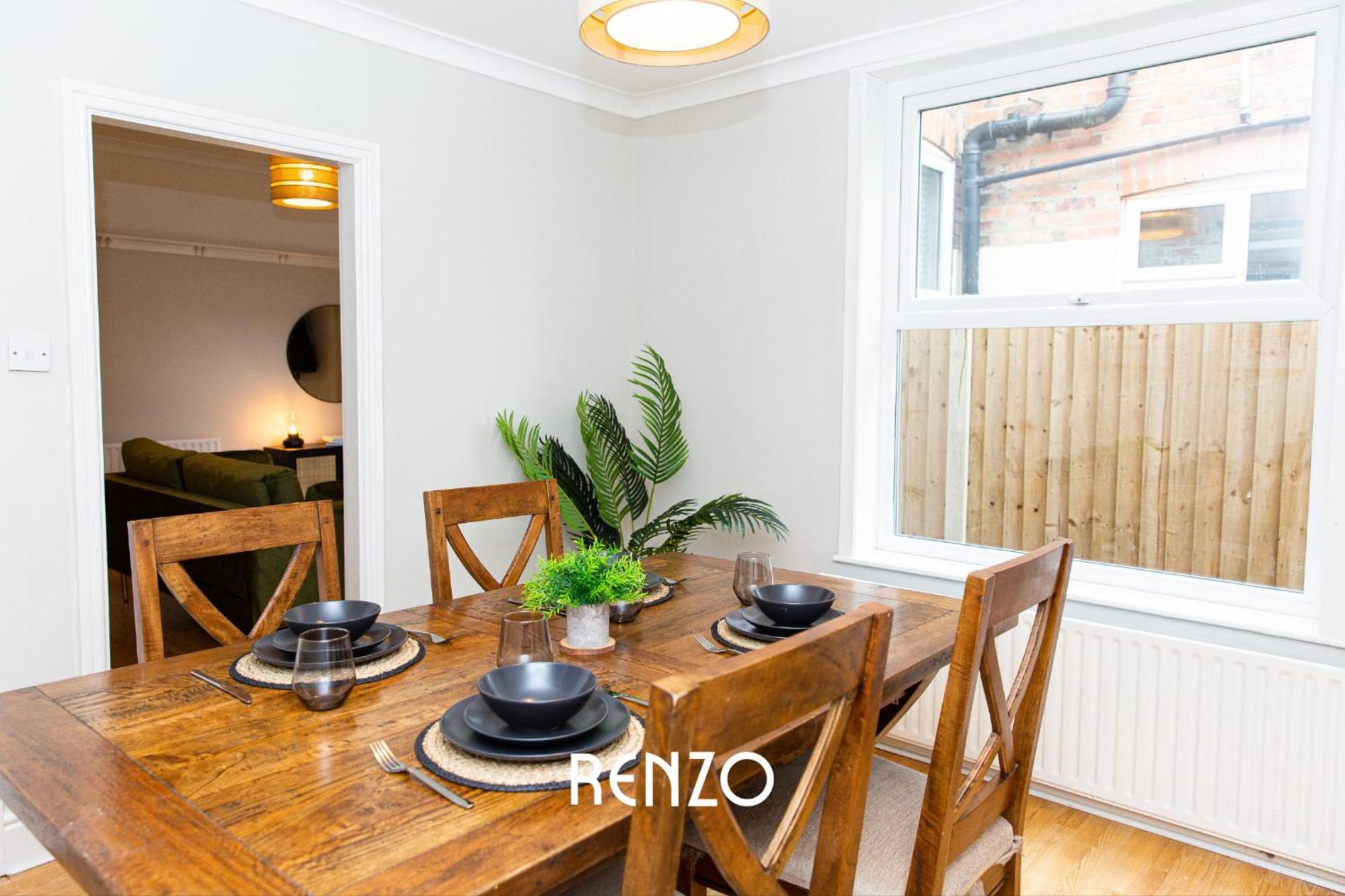 Charming 3-bed In By Renzo, Victorian Features, Sleeps 6!