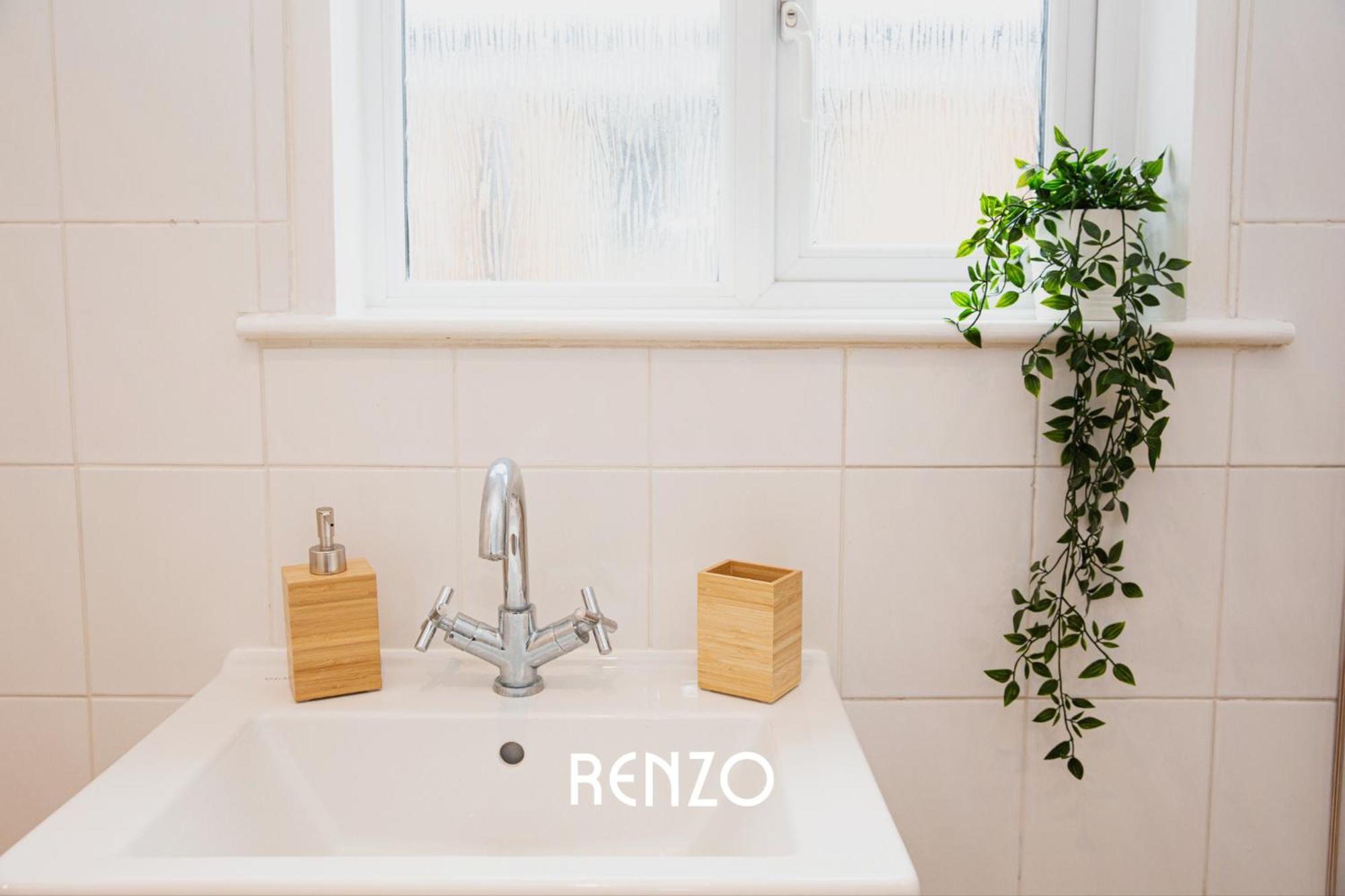 Charming 3-bed In By Renzo, Victorian Features, Sleeps 6! Apartment