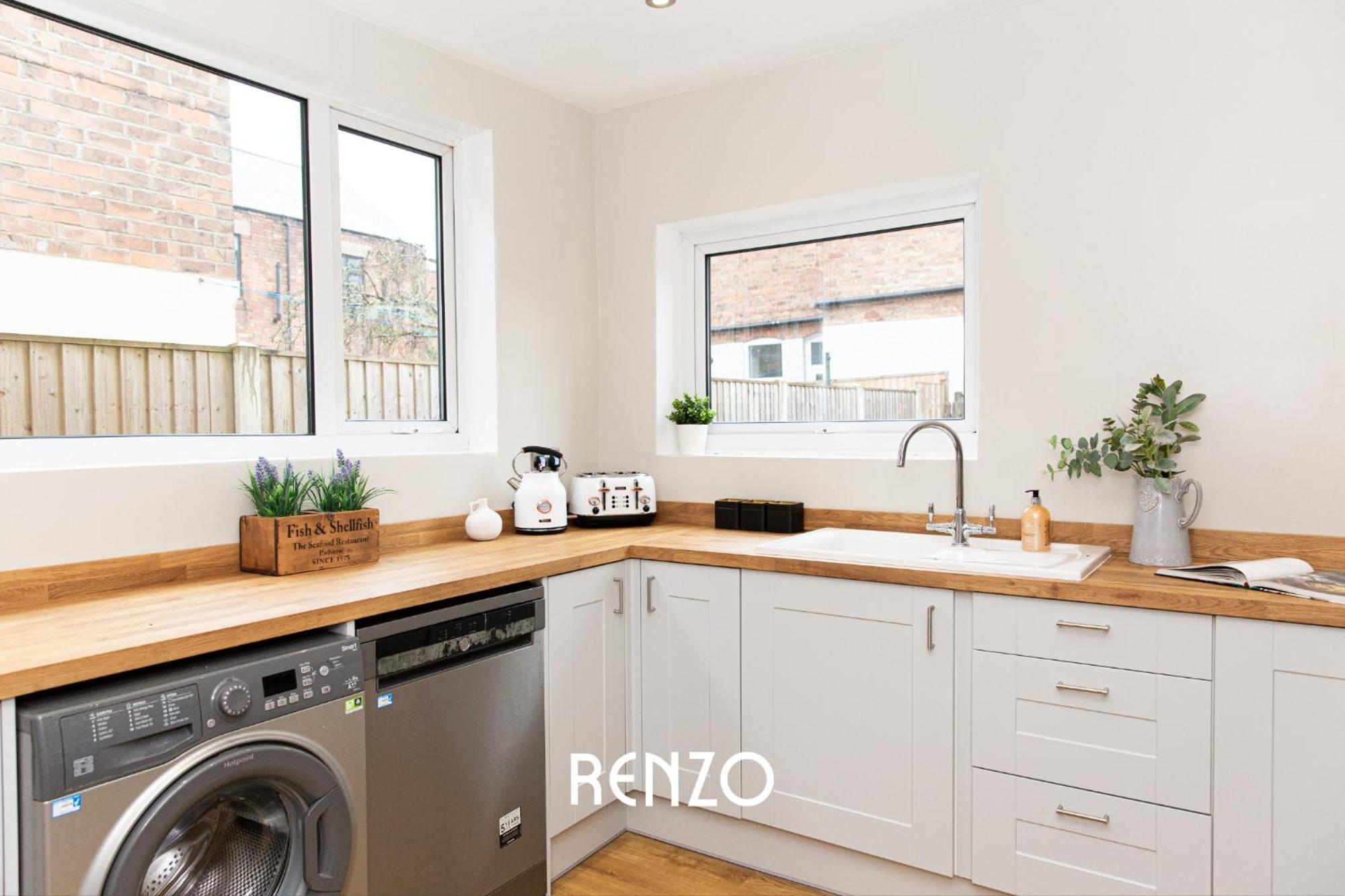 Apartment Charming 3-bed In By Renzo, Victorian Features, Sleeps 6! *