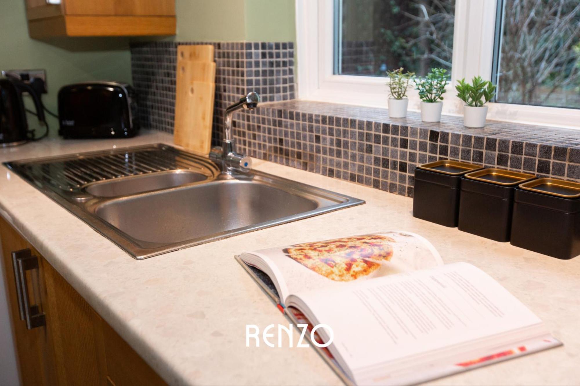 Spacious 3-bed In By Renzo, Sleeps 5, Free Parking Apartment Nottingham