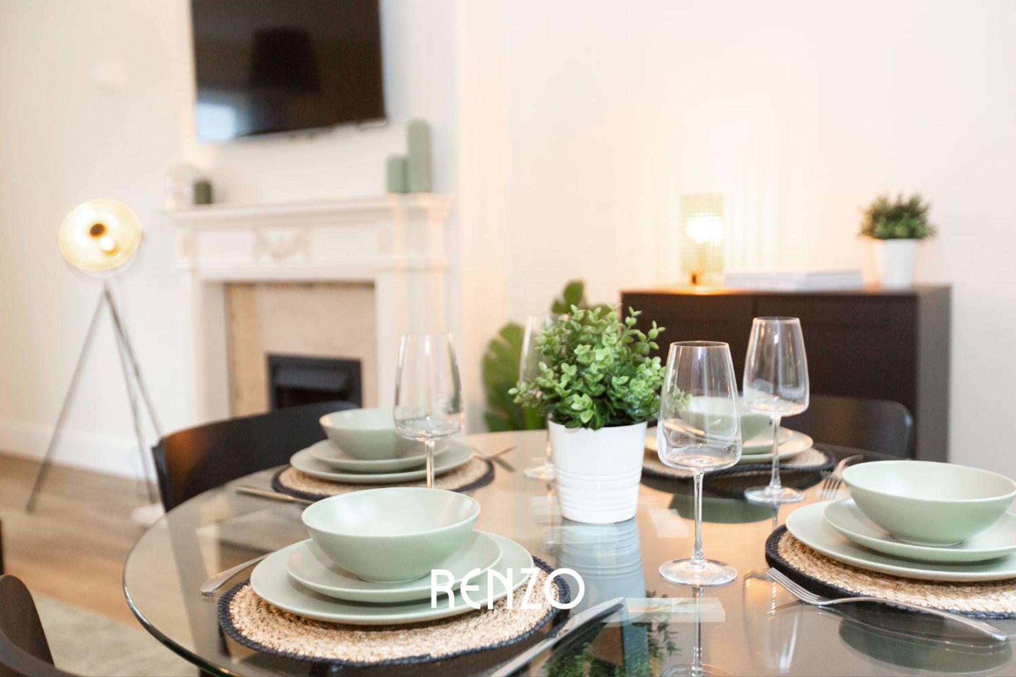 Spacious 3-bed In By Renzo, Sleeps 5, Free Parking Apartment *