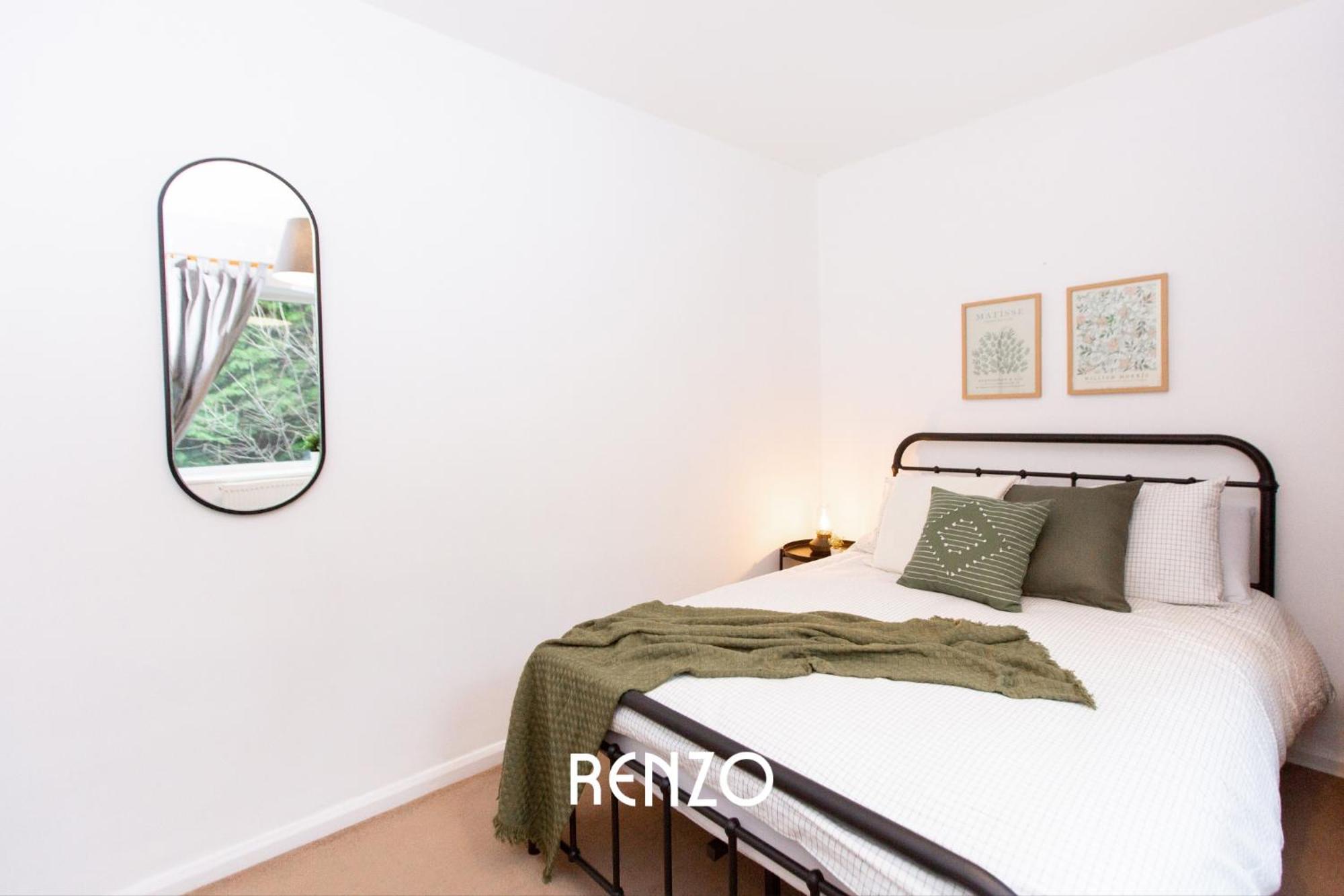 Apartment Spacious 3-bed In By Renzo, Sleeps 5, Free Parking *