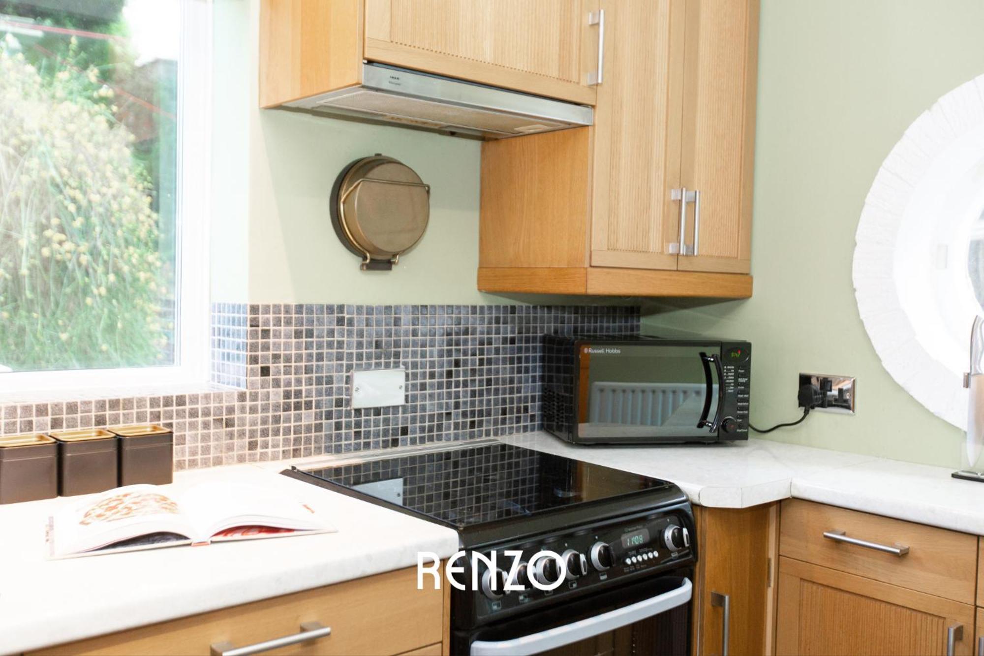 Spacious 3-bed In By Renzo, Sleeps 5, Free Parking Apartment *