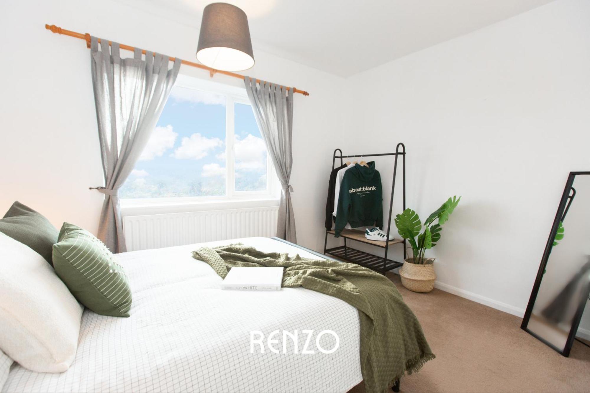 Spacious 3-bed In By Renzo, Sleeps 5, Free Parking Apartment *