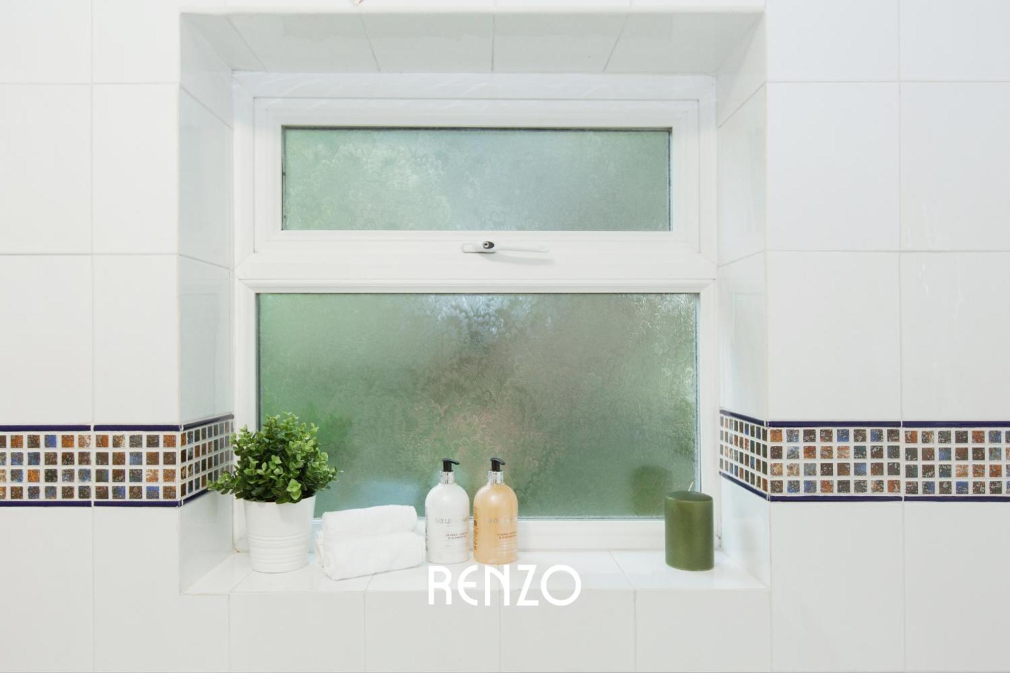 Spacious 3-bed In By Renzo, Sleeps 5, Free Parking Apartment *