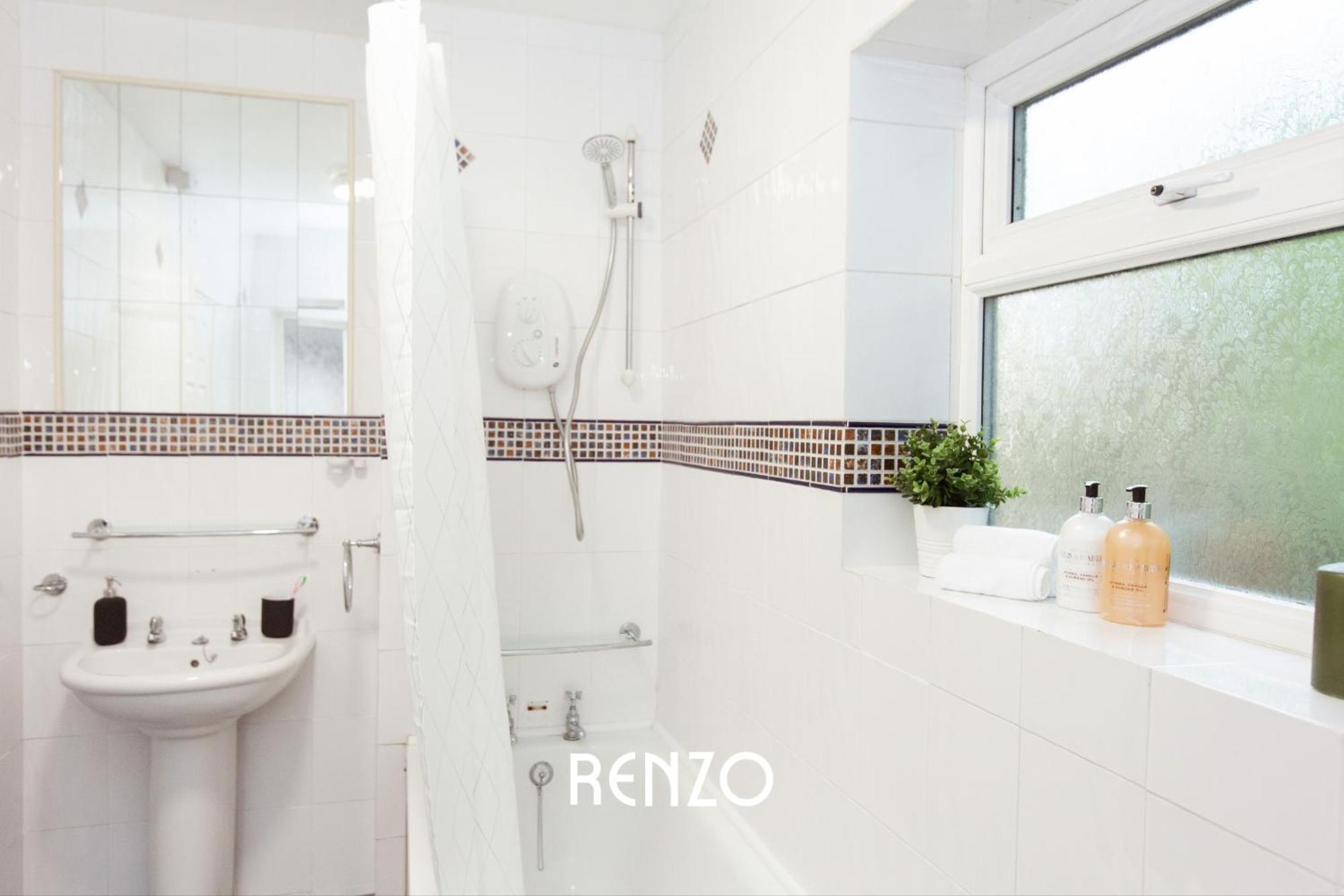 Spacious 3-bed In By Renzo, Sleeps 5, Free Parking * Nottingham