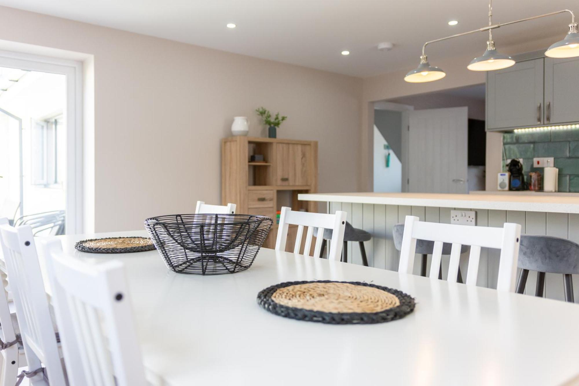 Holiday home Stylish 4 Bed, Newly Renovated In *