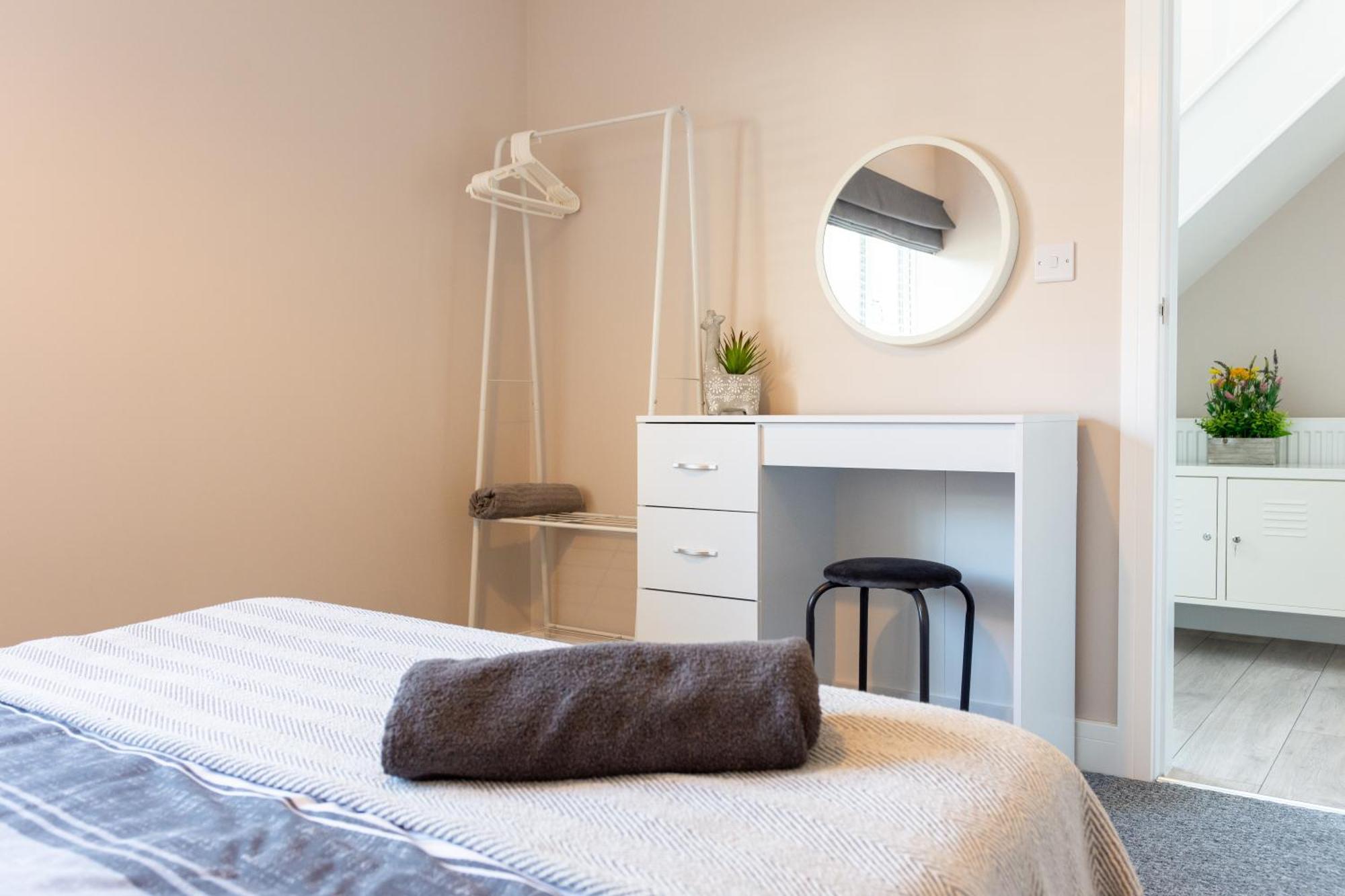 Stylish 4 Bed, Newly Renovated In *
