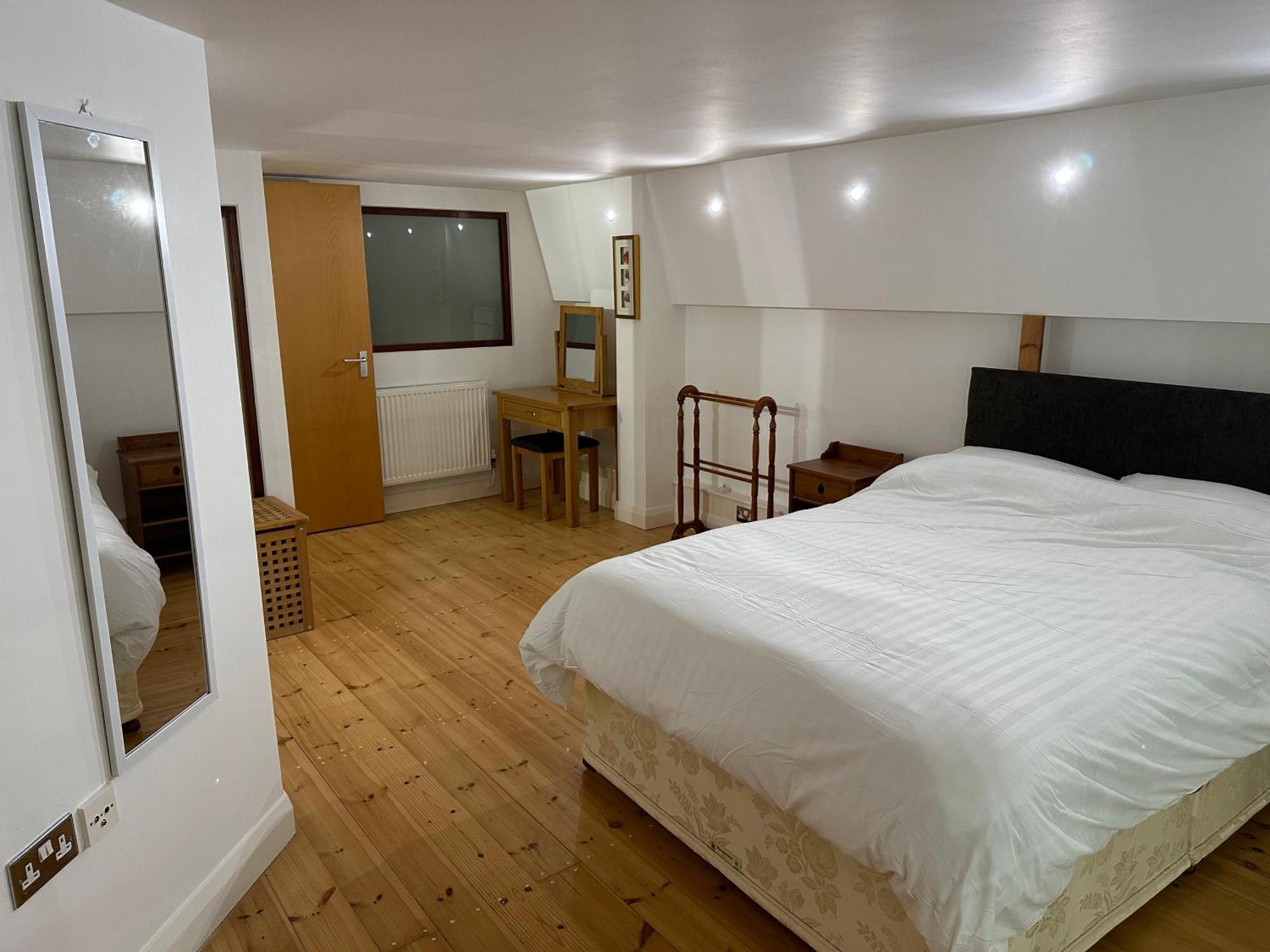 Centre 3 Bedrooms With Parking Apartment