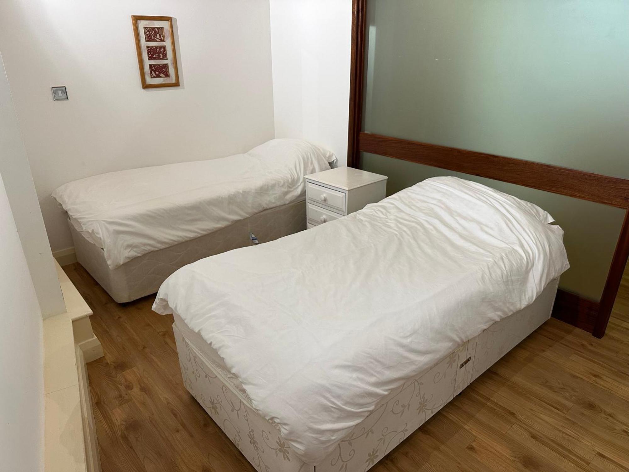 Centre 3 Bedrooms With Parking Apartment *