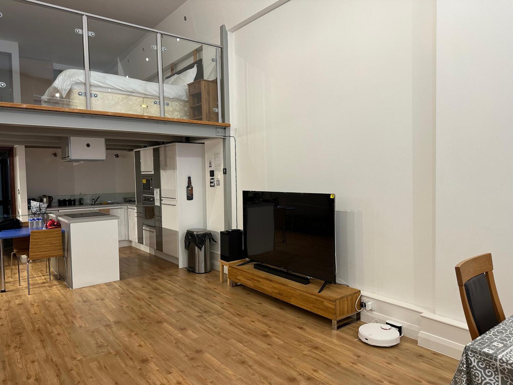 Centre 3 Bedrooms With Parking Apartment