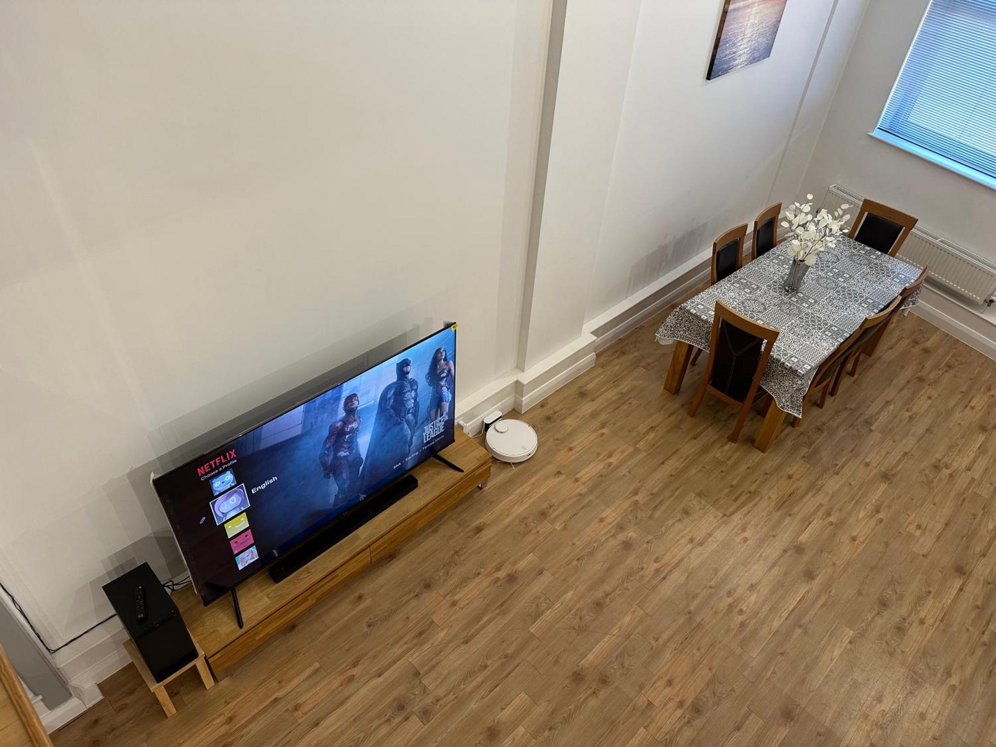 Apartment Centre 3 Bedrooms With Parking *