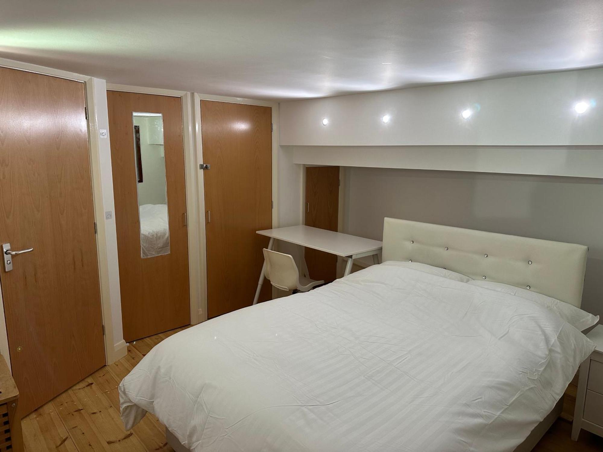 Centre 3 Bedrooms With Parking *