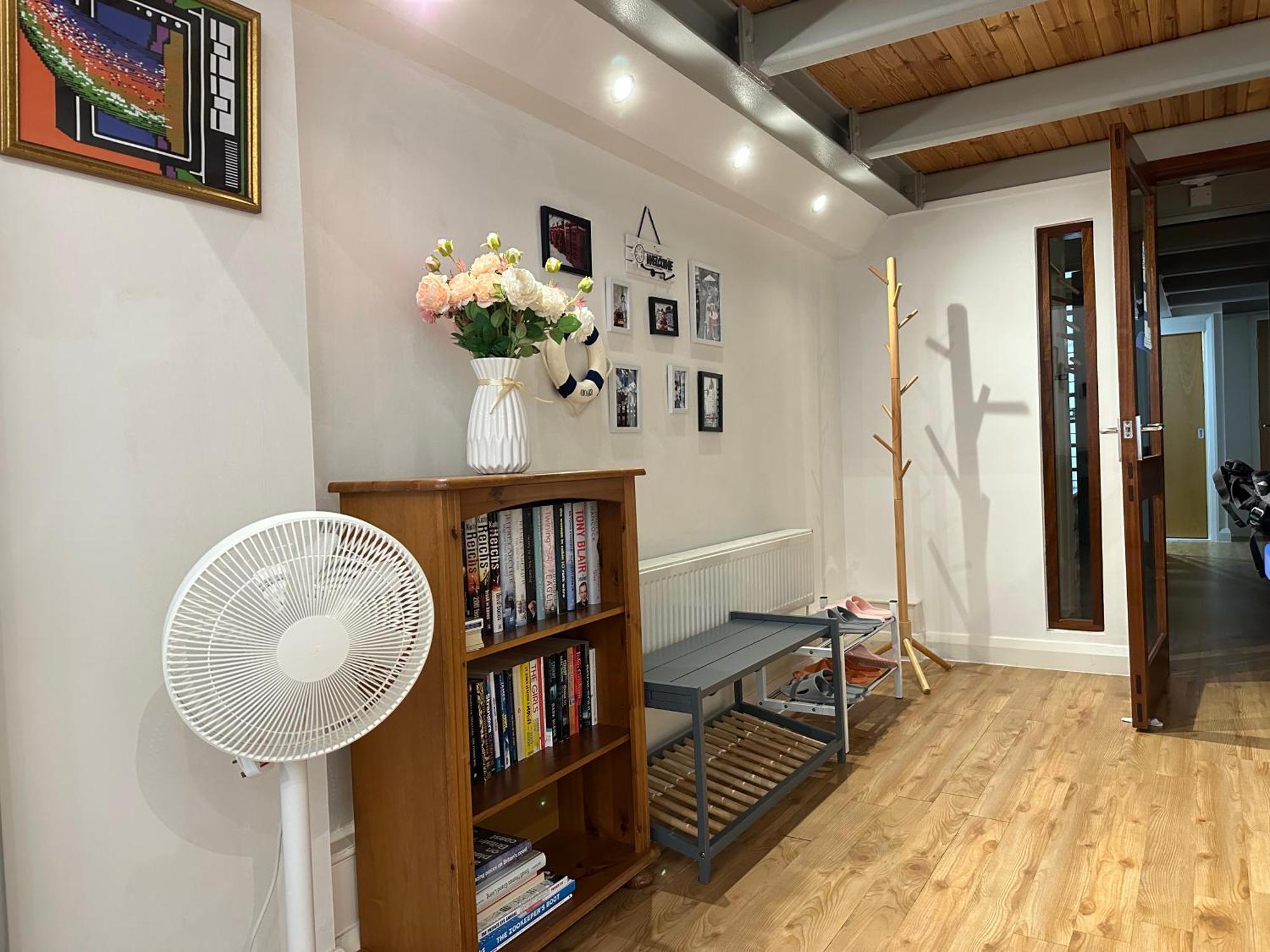 Centre 3 Bedrooms With Parking *