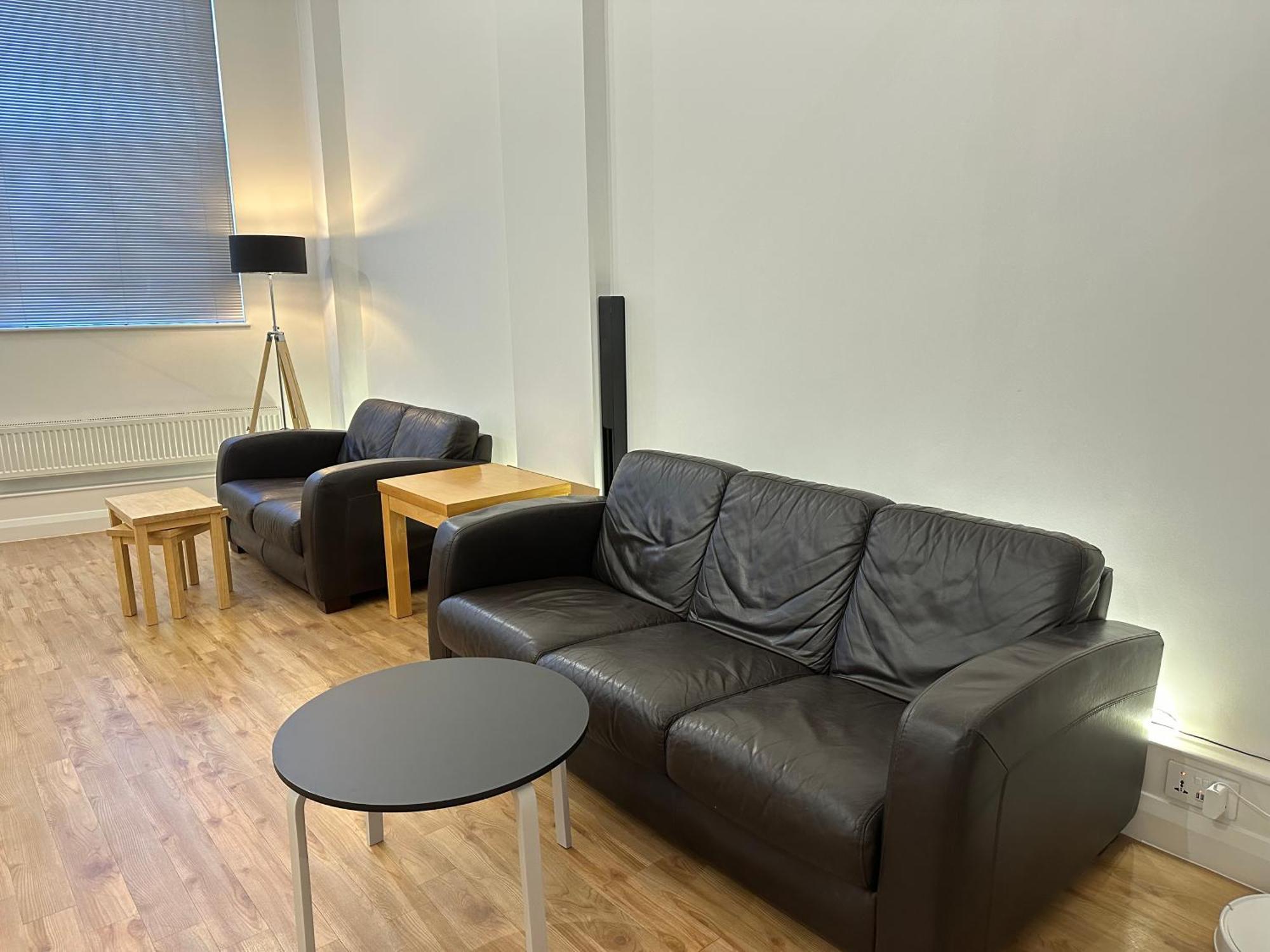 Apartment Centre 3 Bedrooms With Parking *