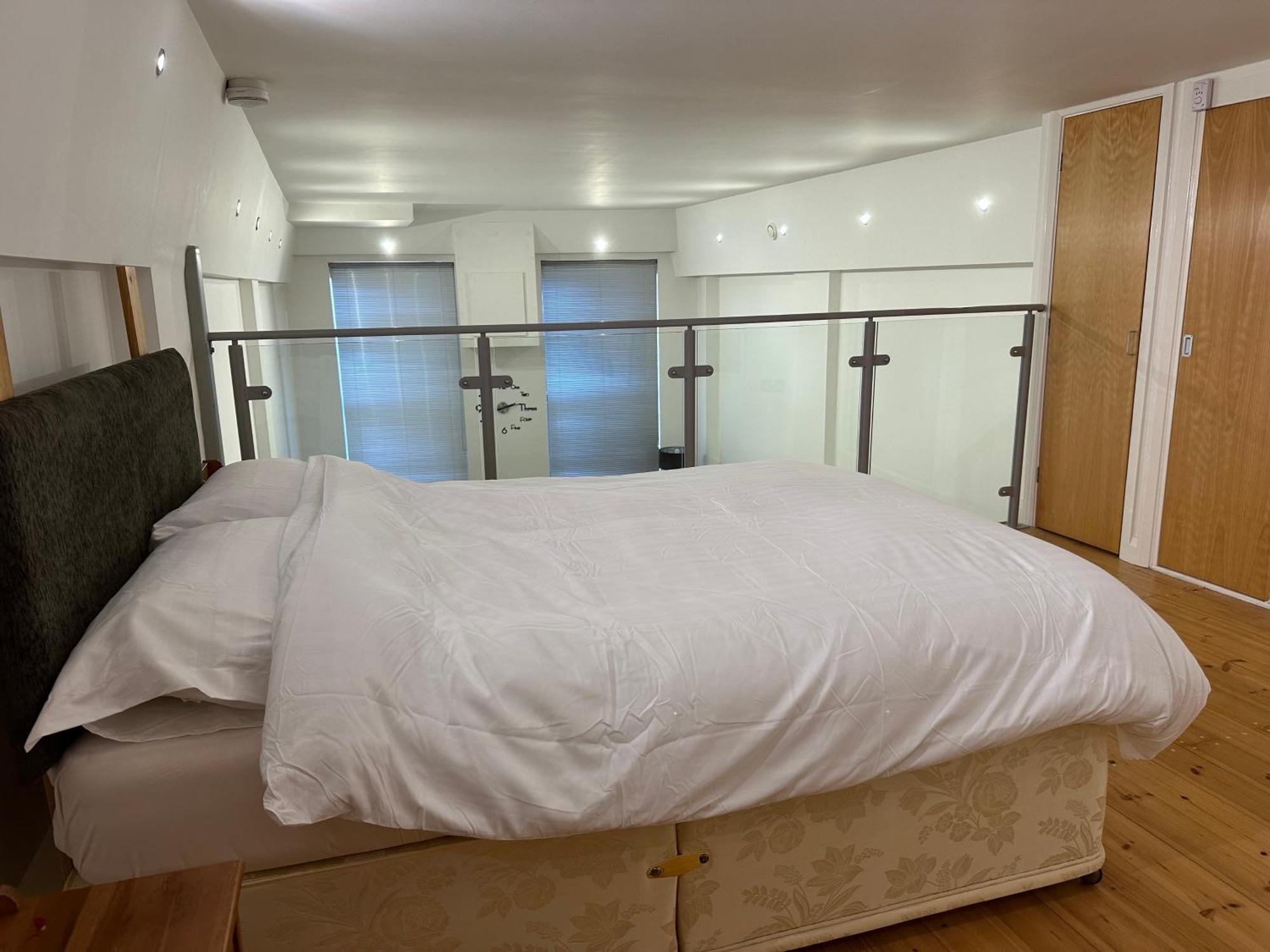 Centre 3 Bedrooms With Parking Apartment