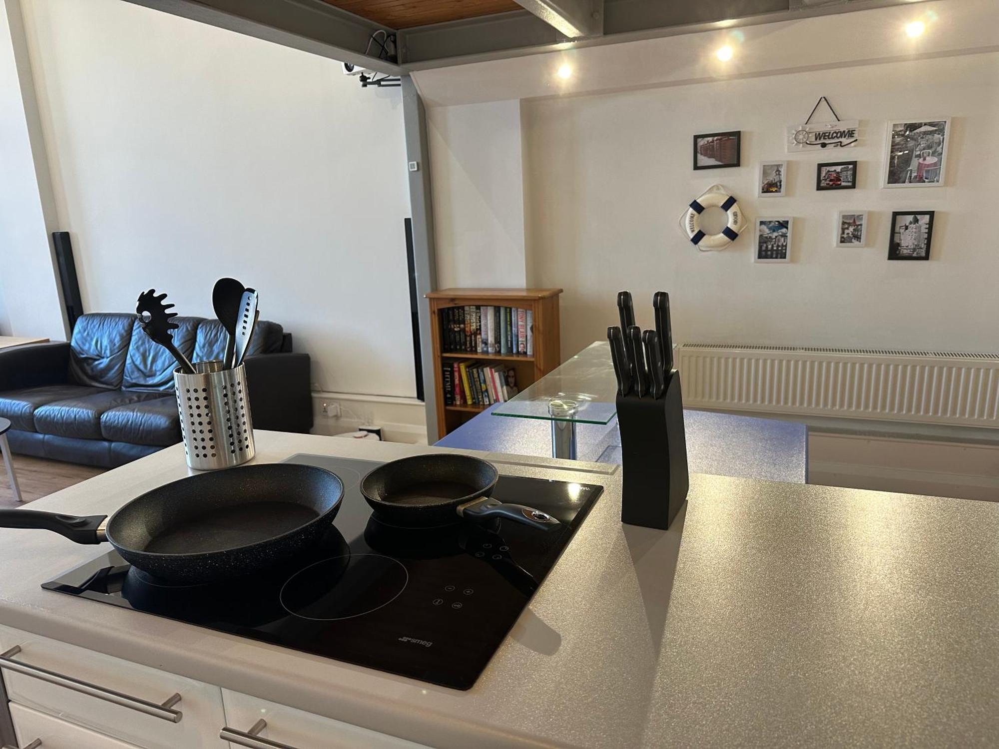 Centre 3 Bedrooms With Parking *
