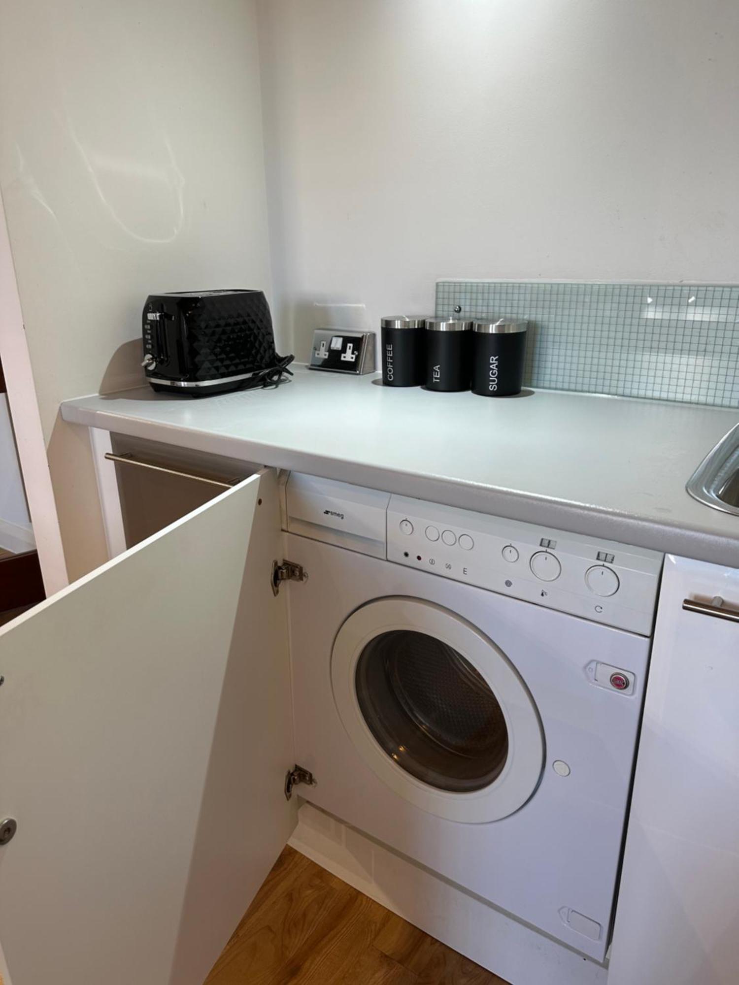 Apartment Centre 3 Bedrooms With Parking *