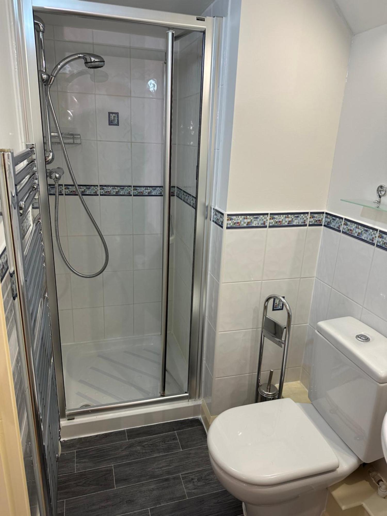 Centre 3 Bedrooms With Parking *