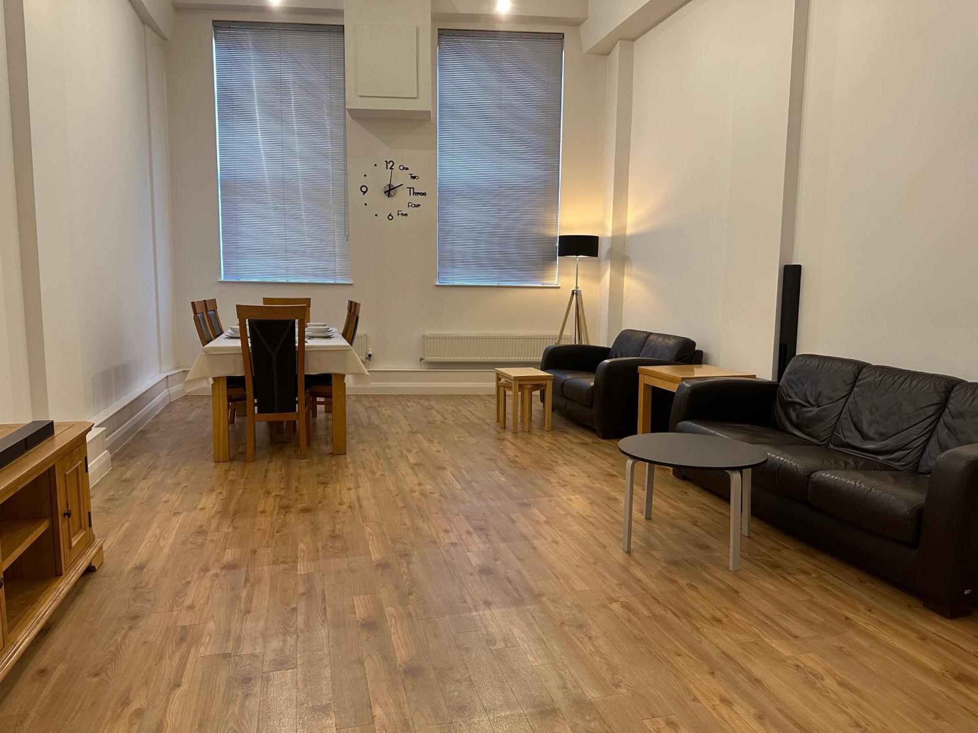 Centre 3 Bedrooms With Parking Apartment *
