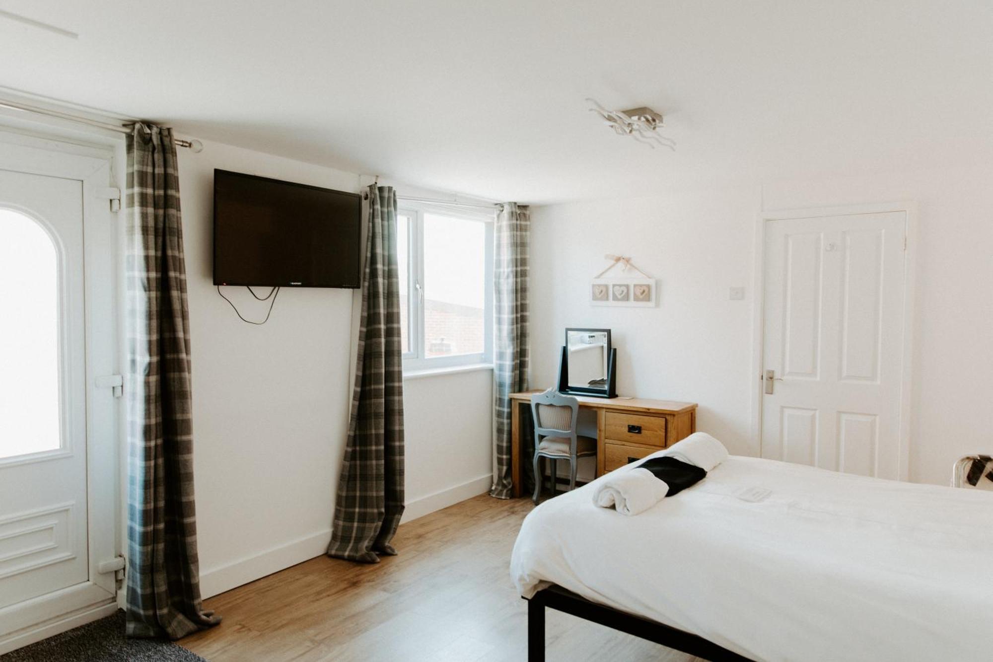 Holiday home Upside Down House: Quirky Retreat Near Sherwood Forest Nottingham