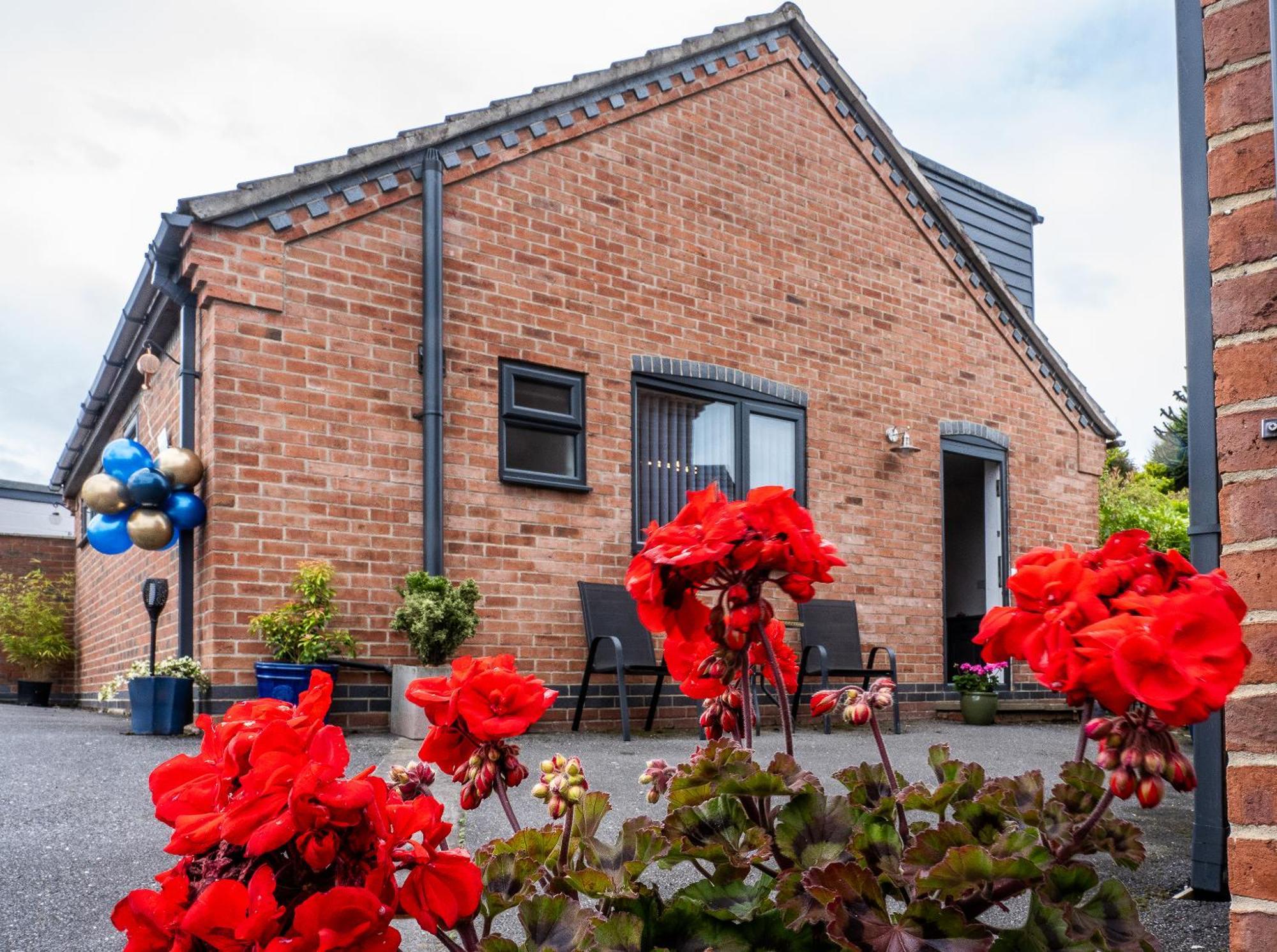 Holiday home Upside Down House: Quirky Retreat Near Sherwood Forest *