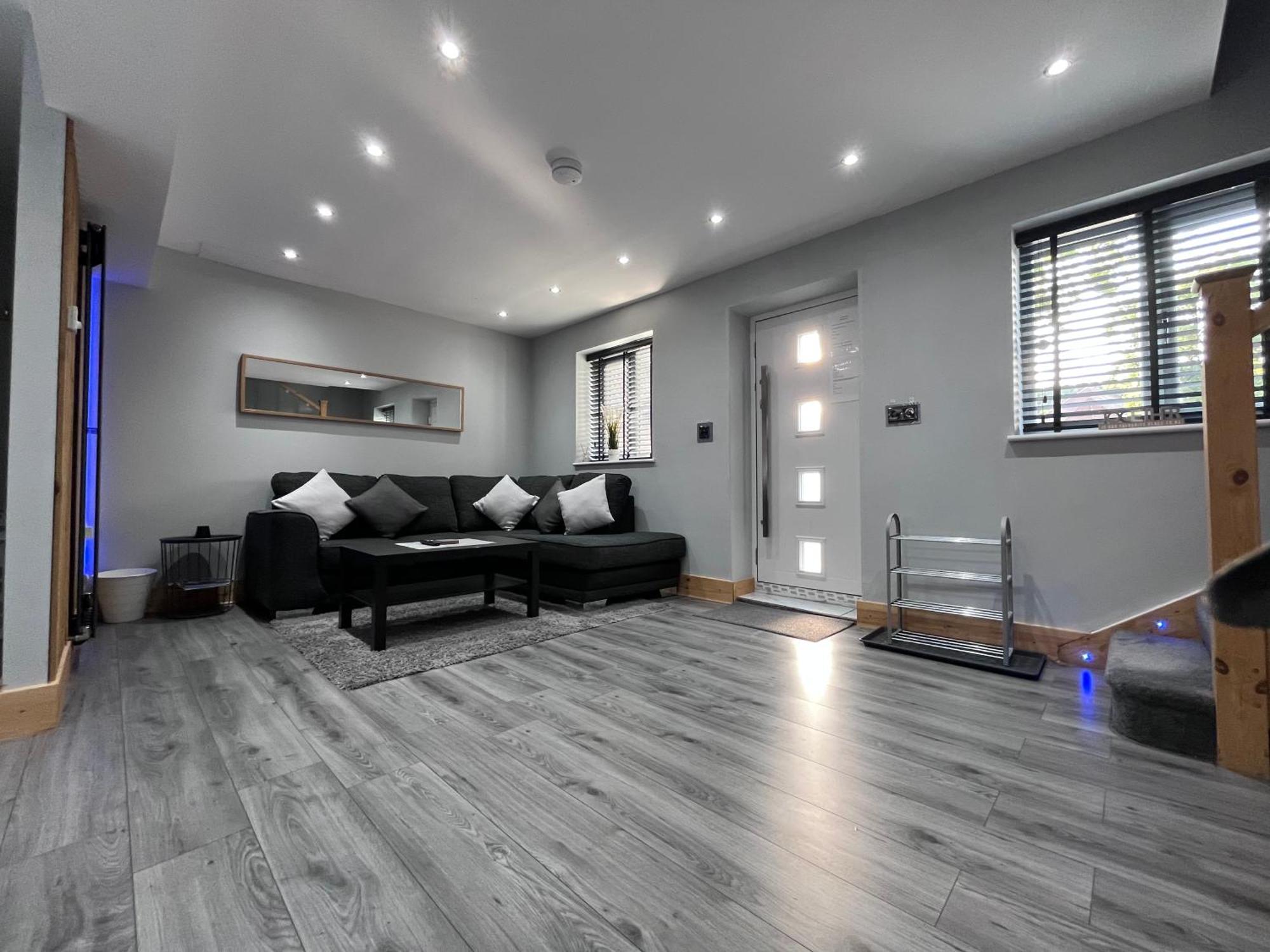 Apartment Entire Two Bedroom & Free Parking