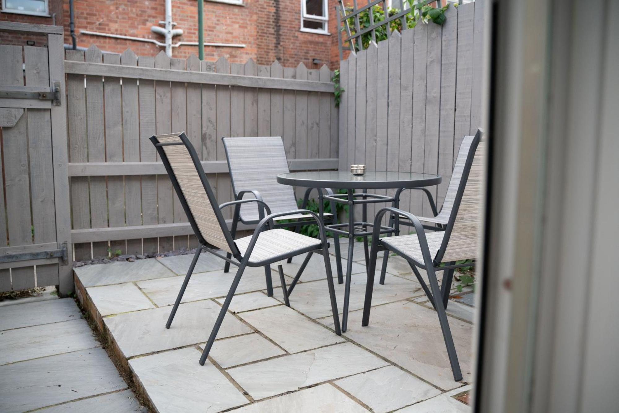 City Centre 2 Bed House Perfect For Contractors With Free Parking Apartment