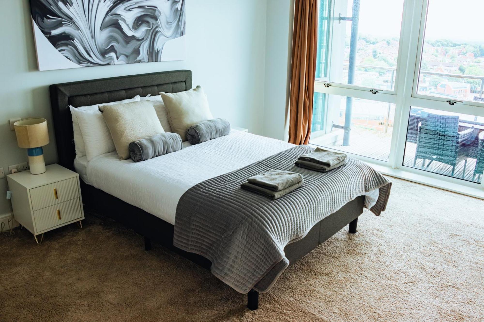 Luxury Three-bedroom Penthouse- By Resify